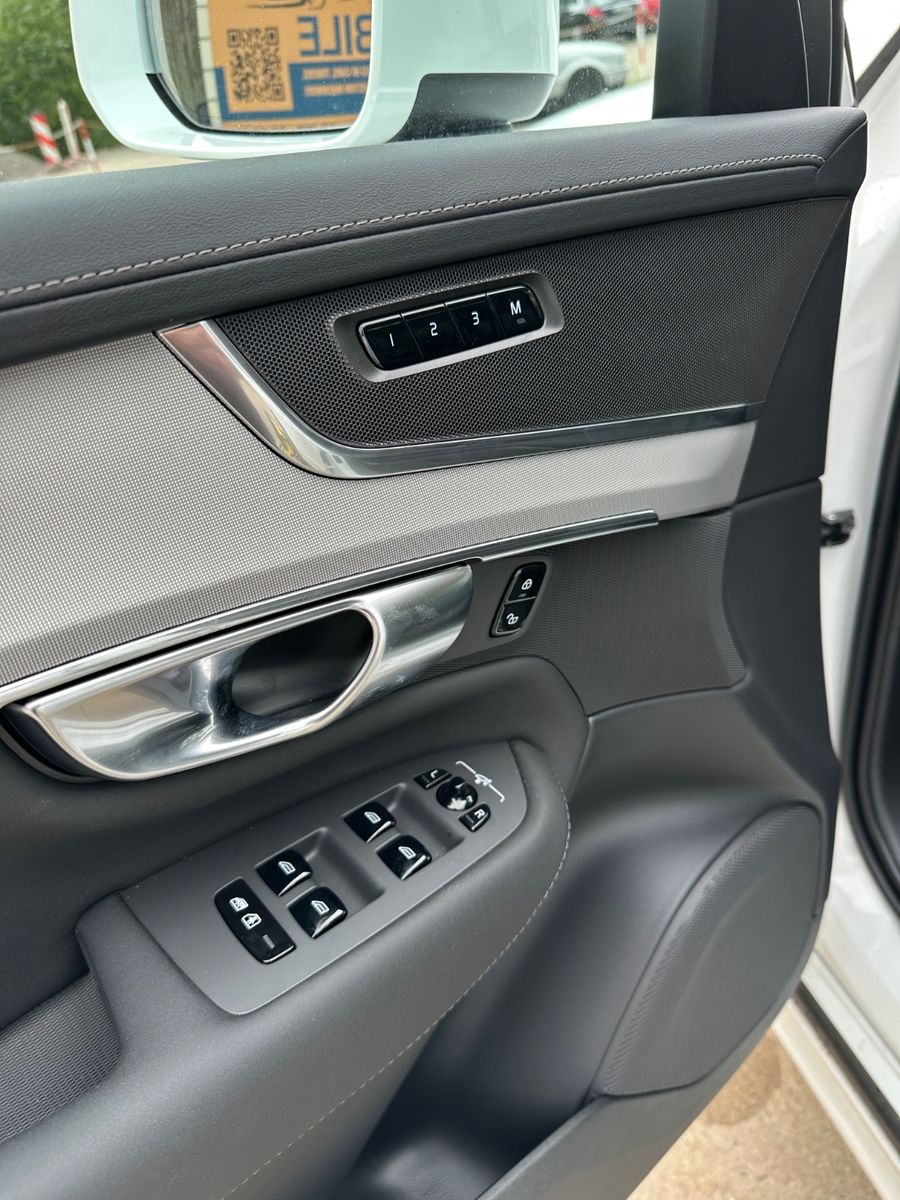 Volvo XC 90 Core AWD - Samsaru's Car Outlet