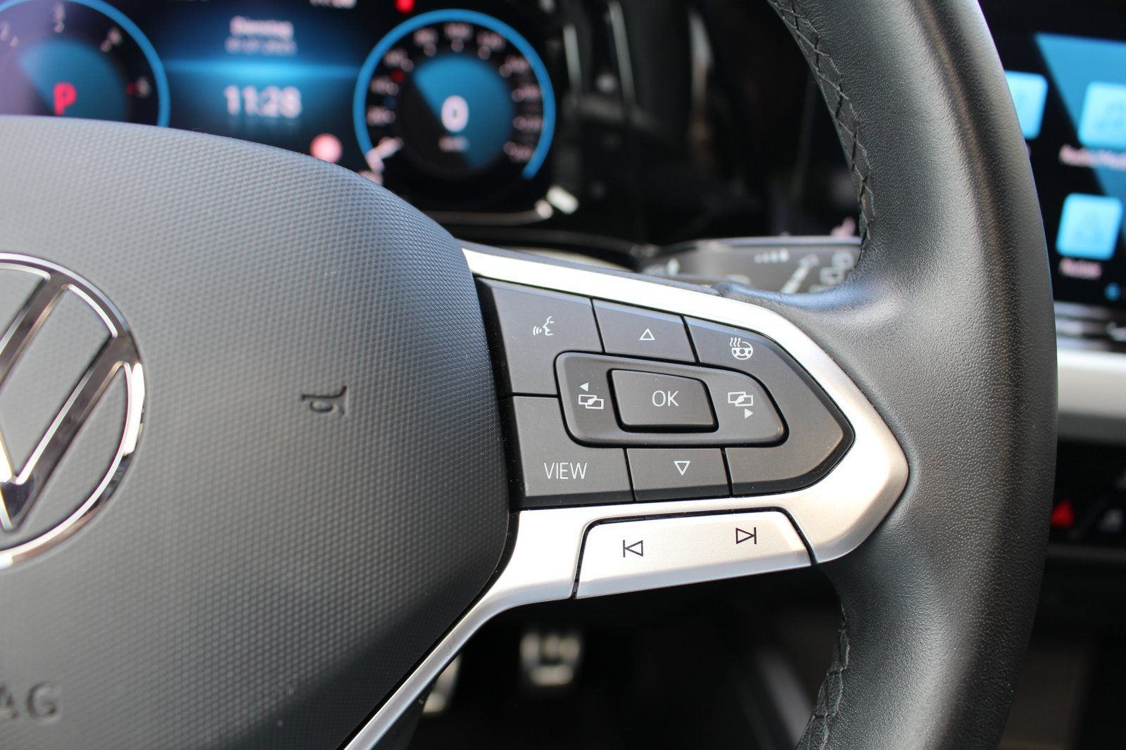 Volkswagen Golf VIII 2.0 TDI DSG Move - Samsaru's Car Outlet