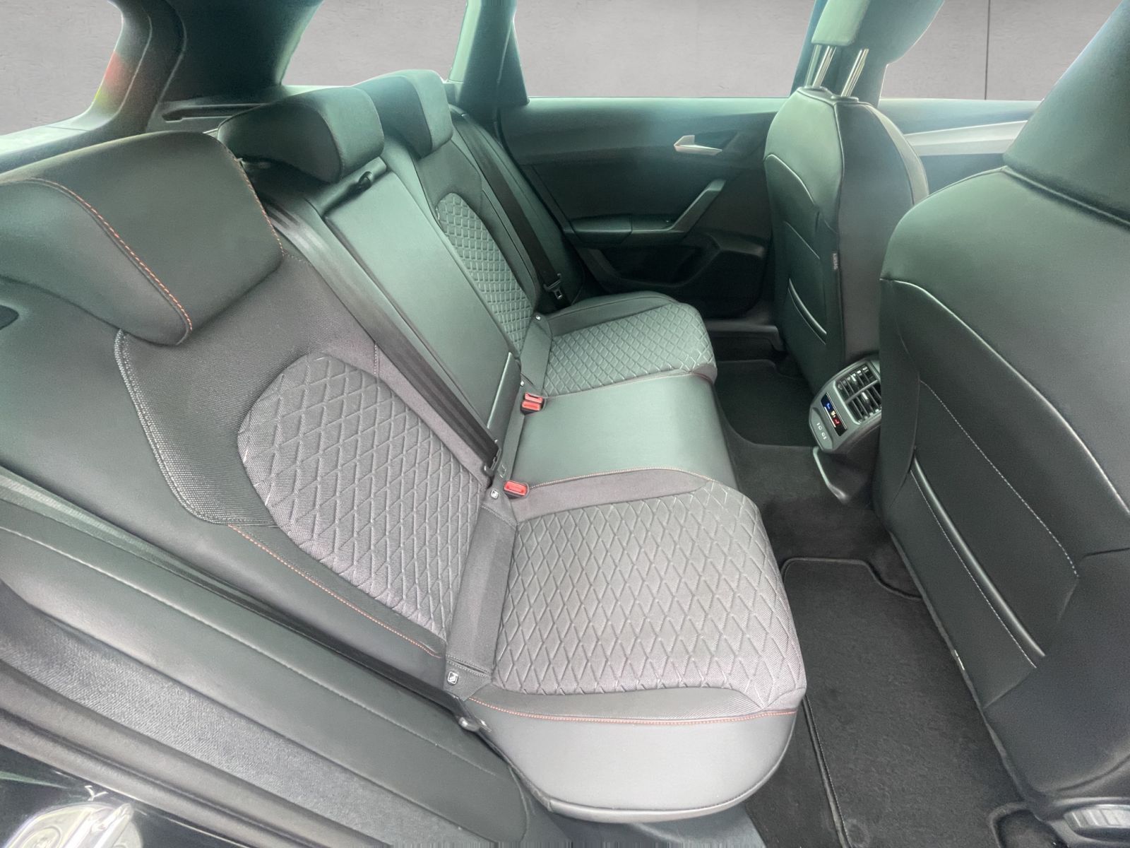 Seat Leon Sportstourer 2.0 TDI DSG FR AHK/Kamera/Navi