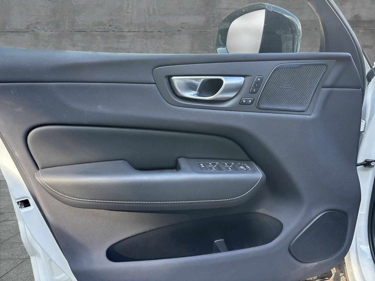 Volvo XC60 T6 AWD Plus Dark Plug-In - Samsaru's Car Outlet
