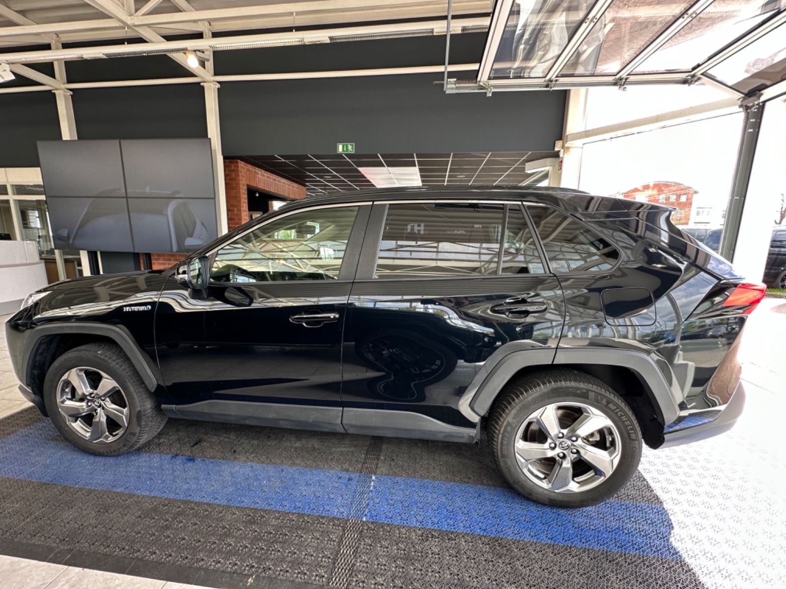 Toyota RAV 4 Hybrid - Samsaru's Car Outlet