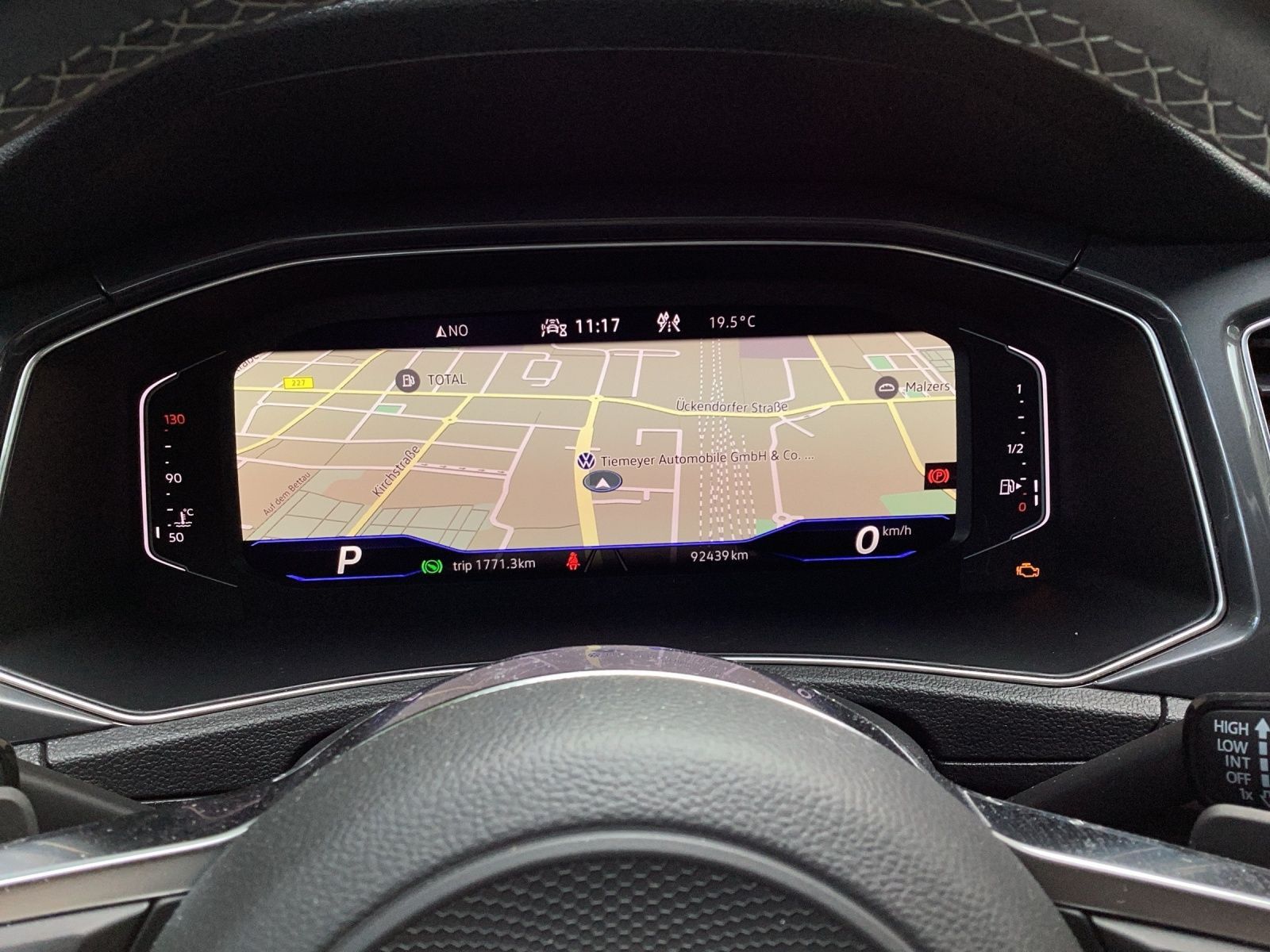 Volkswagen T-Roc 1.5 TSI DSG R-LINE - Samsaru's Car Outlet