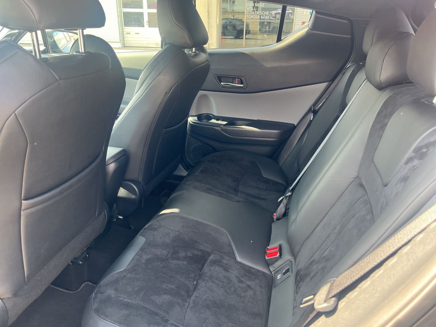 Toyota C-HR Hybrid Style Selection - Samsaru's Car Outlet