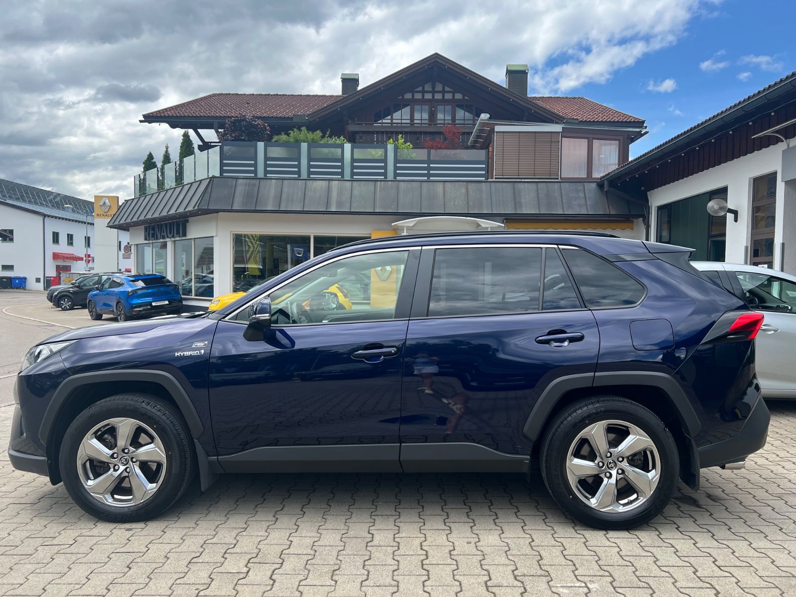 Toyota RAV 4 Hybrid 4WD - Samsaru's Car Outlet