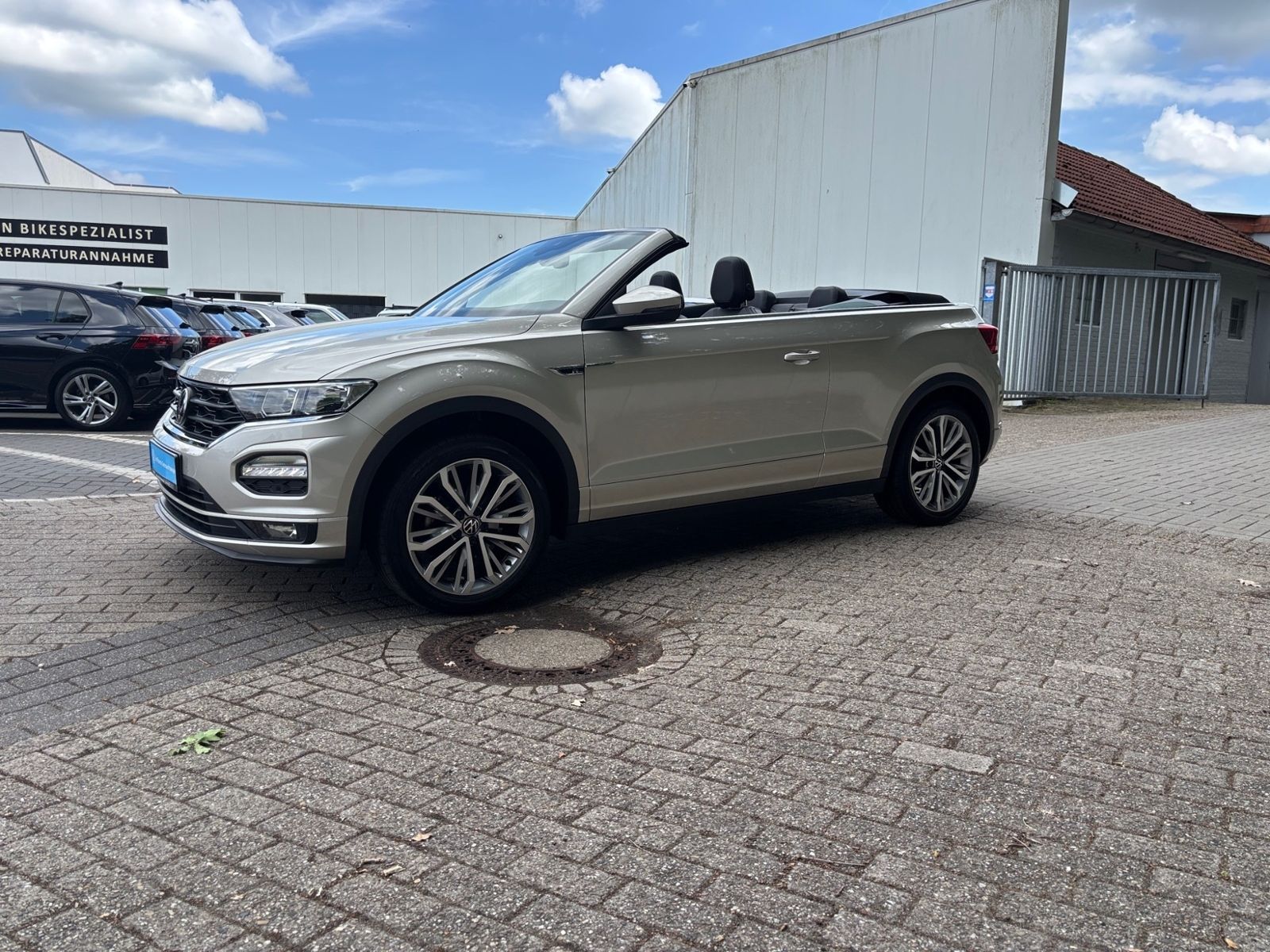 Volkswagen T-Roc R-LINE - Samsaru's Car Outlet