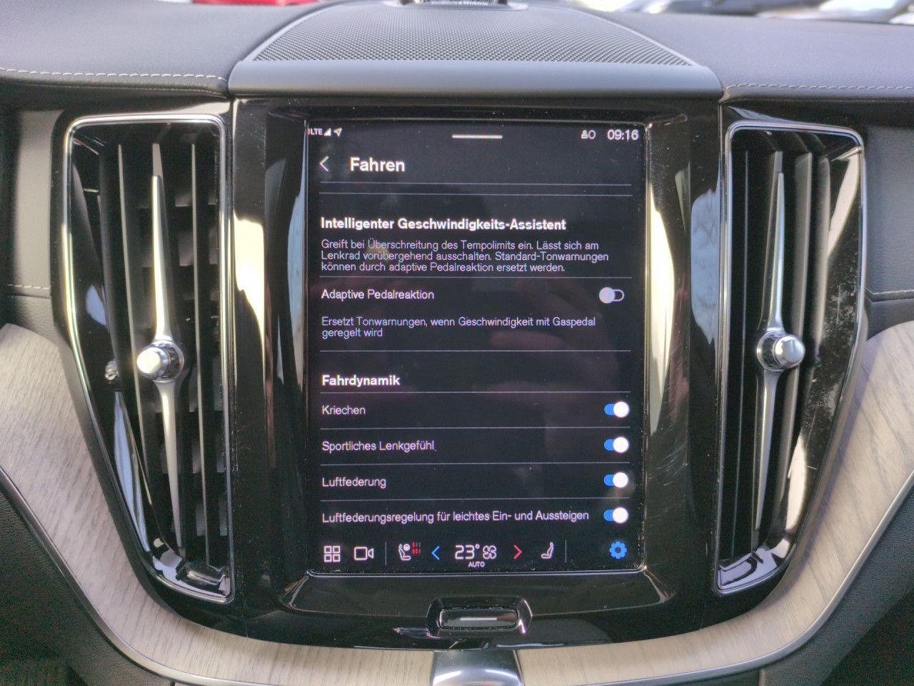 Volvo XC60 T8 Recharge Ultra Dark Plug-In Hybrid AWD