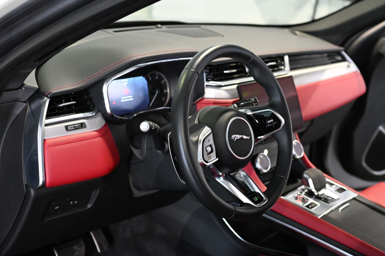 Jaguar F-PACE P250 R-Dynamic SE AWD Pano