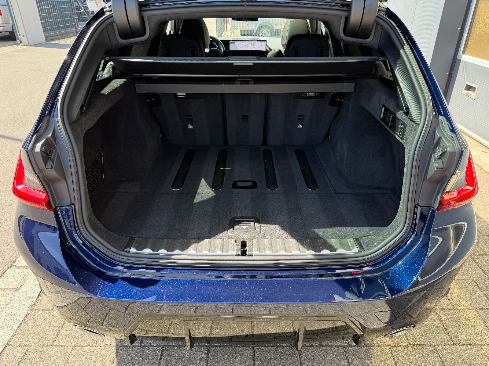 BMW 320 d xDrive M-SPORT - Samsaru's Car Outlet