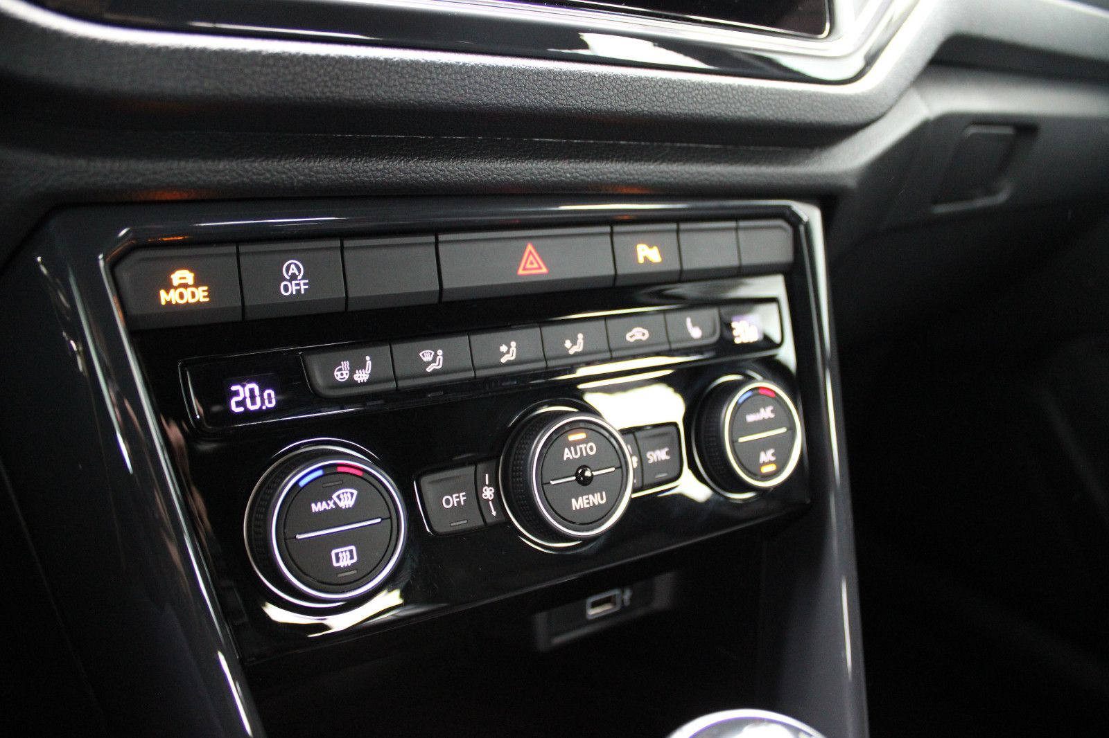 Volkswagen T-ROC 1.5 TSI ACT * SPORT * - Samsaru's Car Outlet