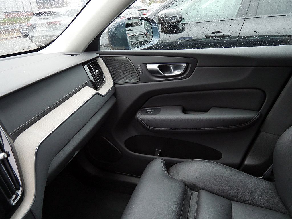 Volvo XC60 B4 Inscription AWD AHK FACEL. STANDHZ LED