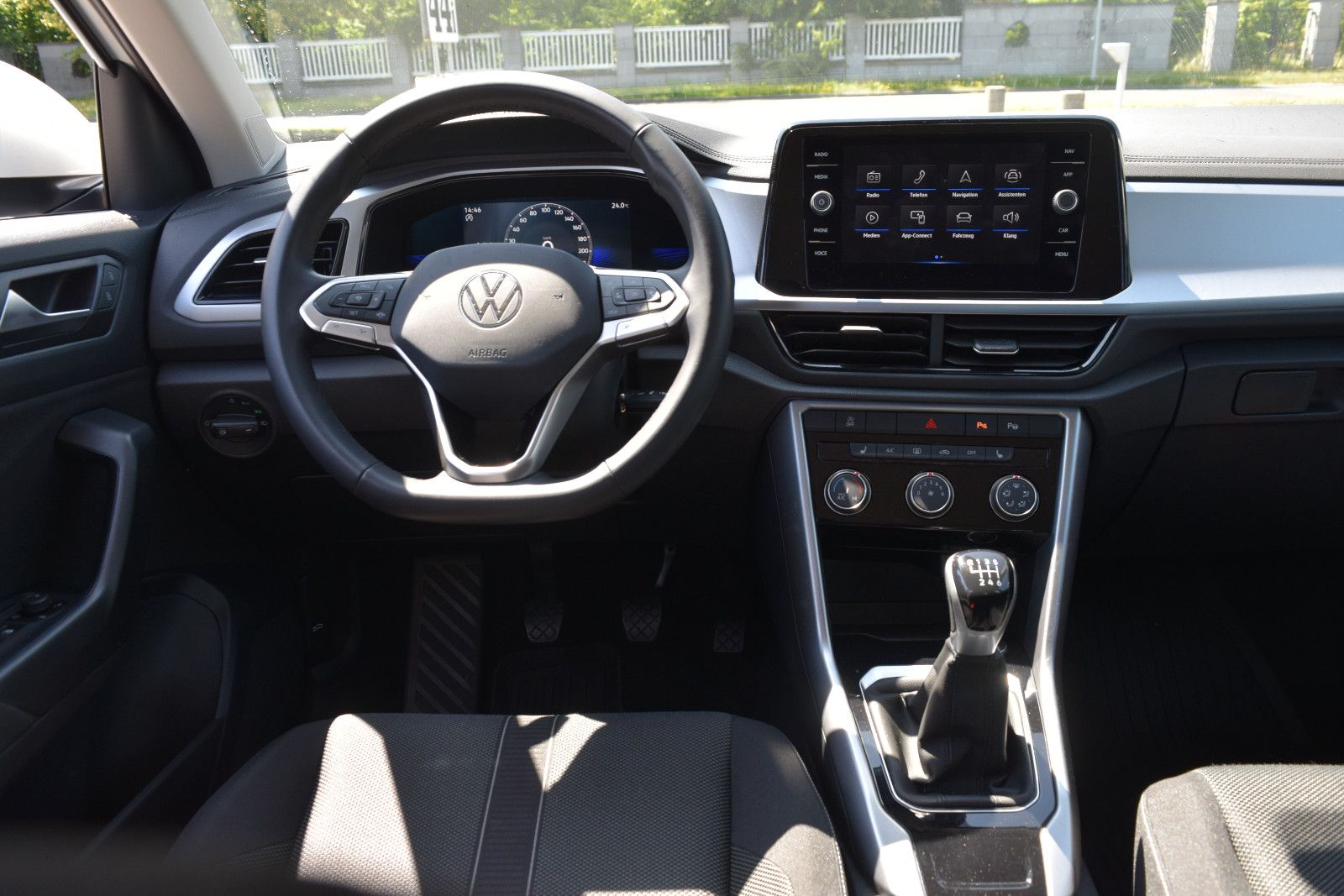 Volkswagen T-Roc Life - Samsaru's Car Outlet