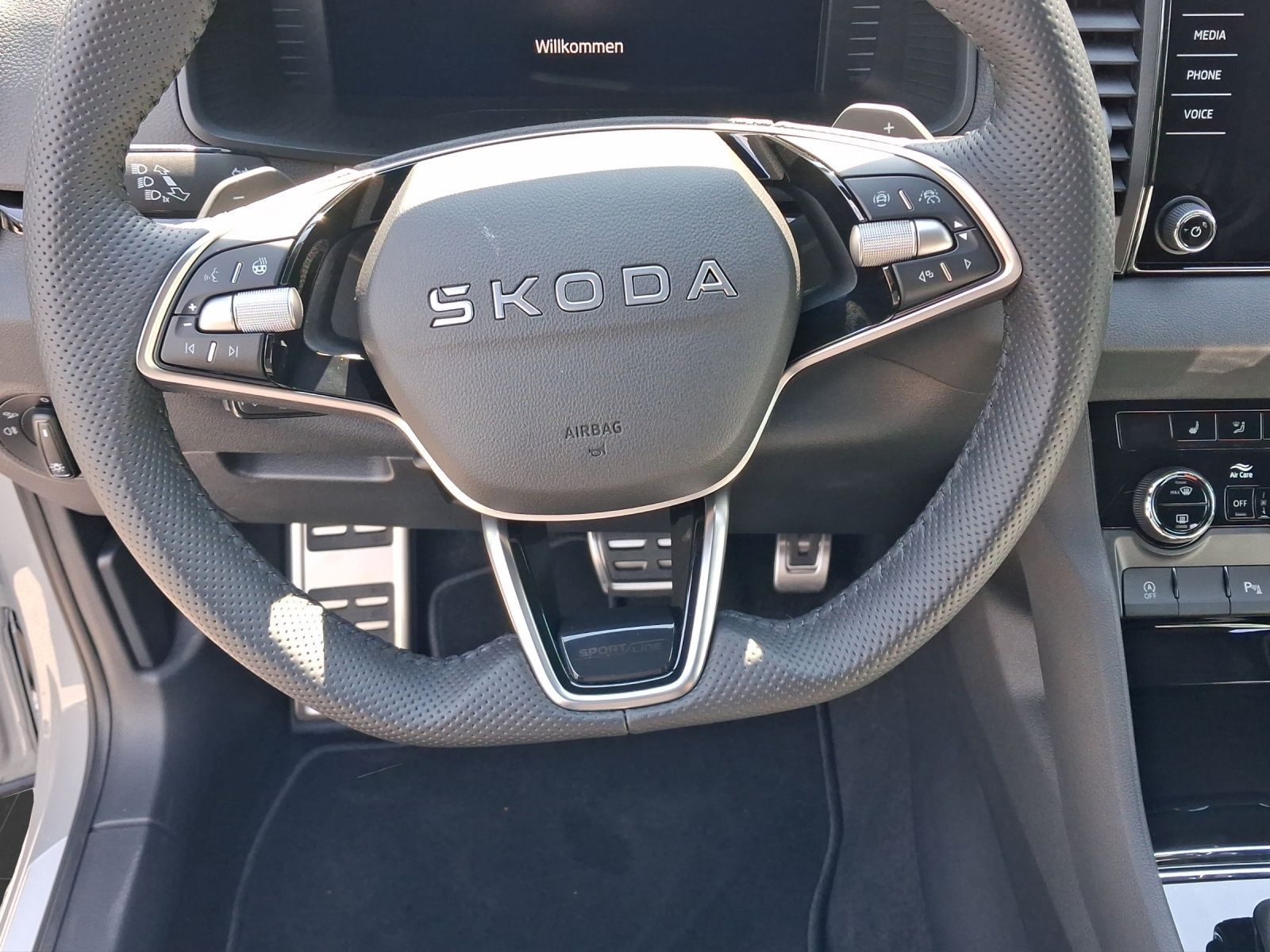 Skoda Karoq 2.0 TSI DSG 4x4 SPORTLINE LM19 LEDER MATRI