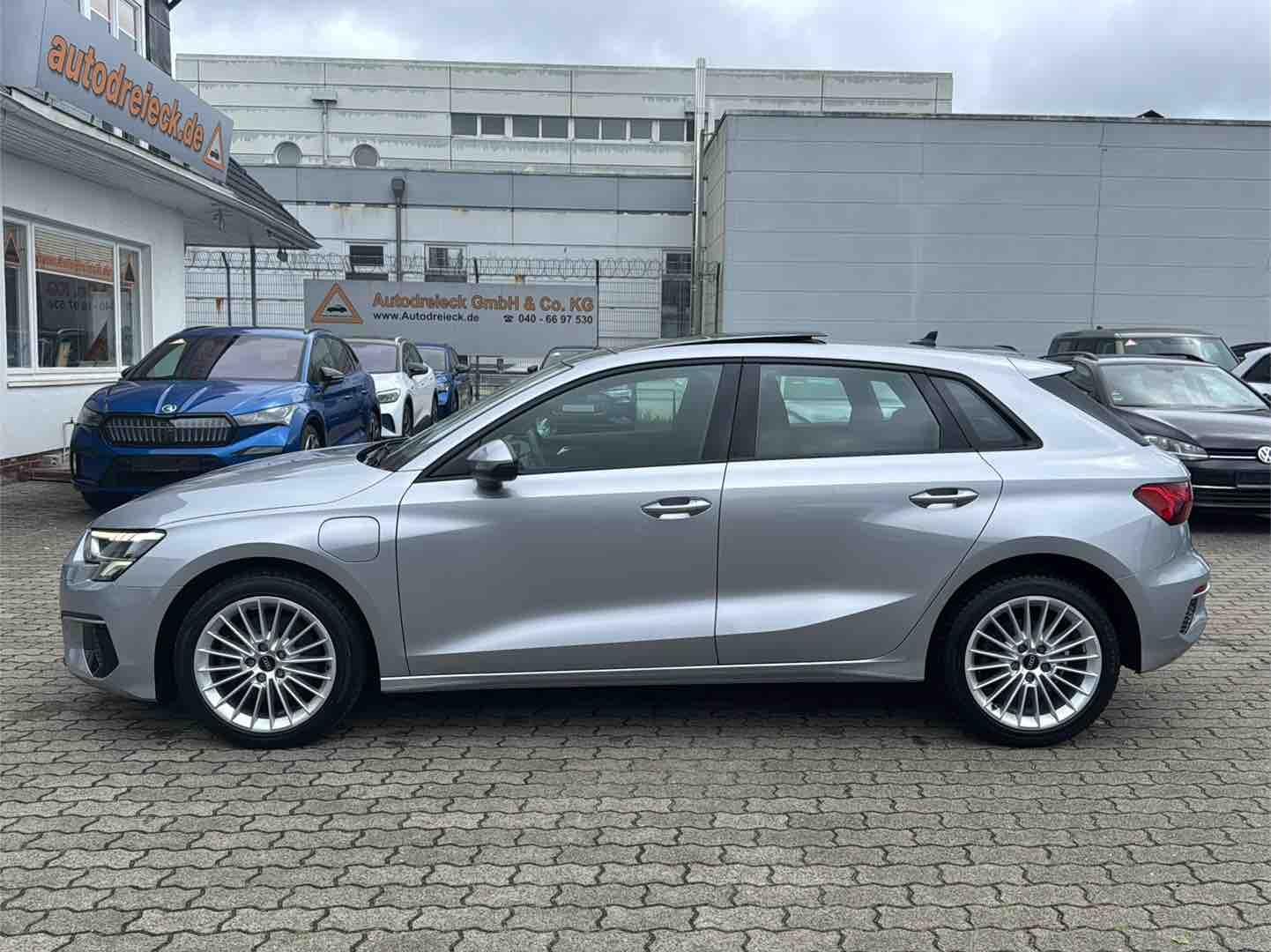 Audi A3 40 TFSIe S line BLACK RAUTE PANO 17Z VC LED