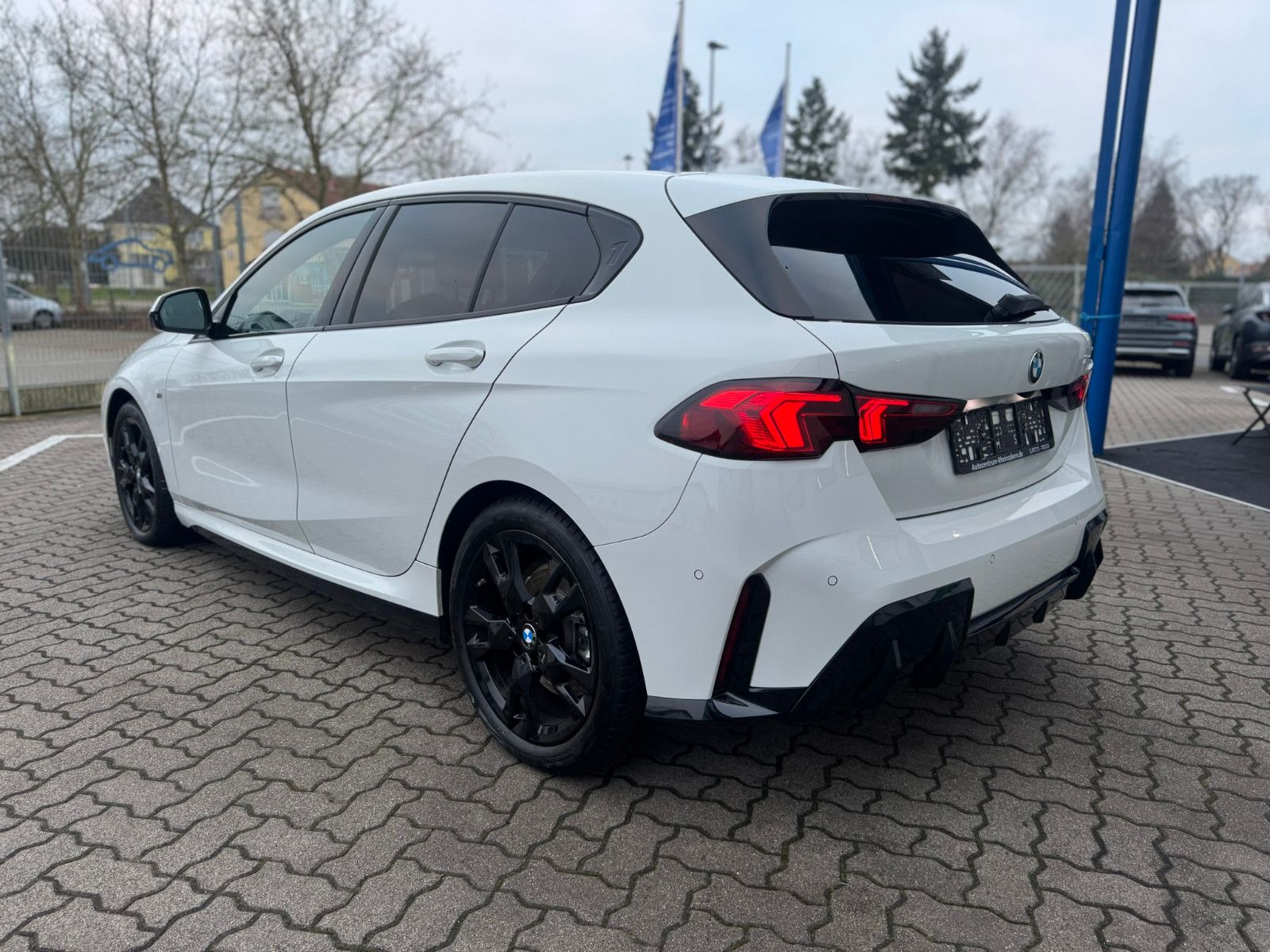 BMW 120i | M-PAKET | AUT | LED | HEAD-UP | DRIVING +