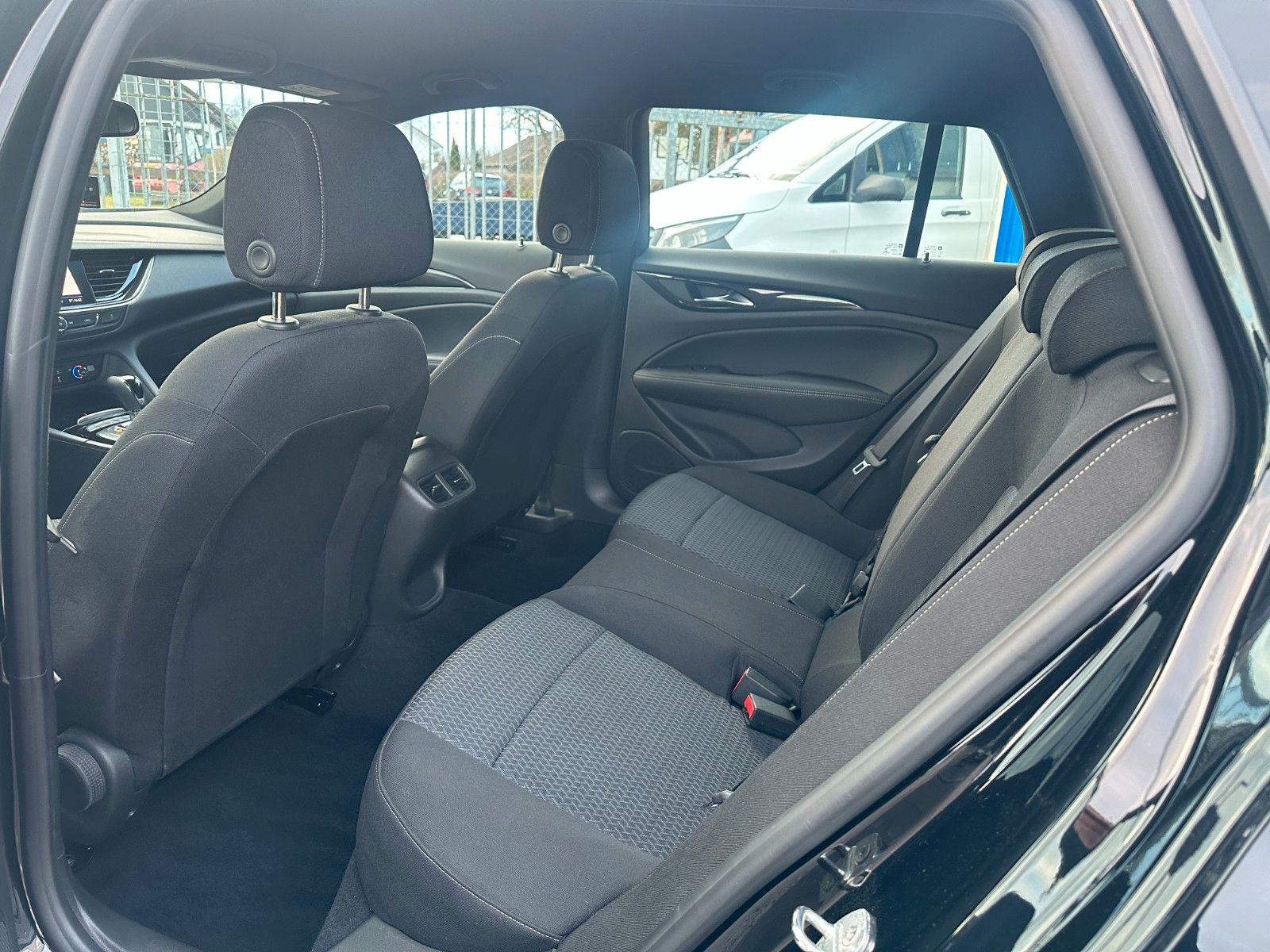 Opel Insignia B Sports Tourer Business - Samsaru's Car Outlet