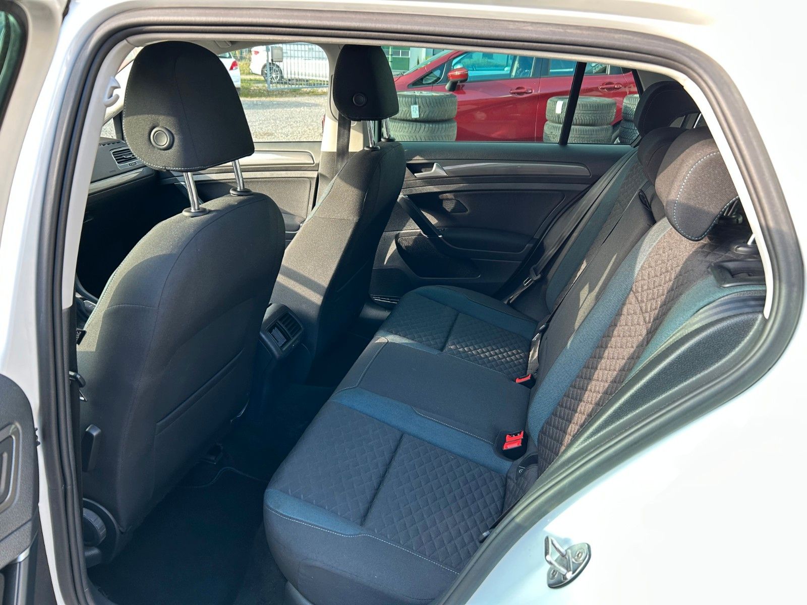 Volkswagen Golf VII Lim. IQ.DRIVE - Samsaru's Car Outlet