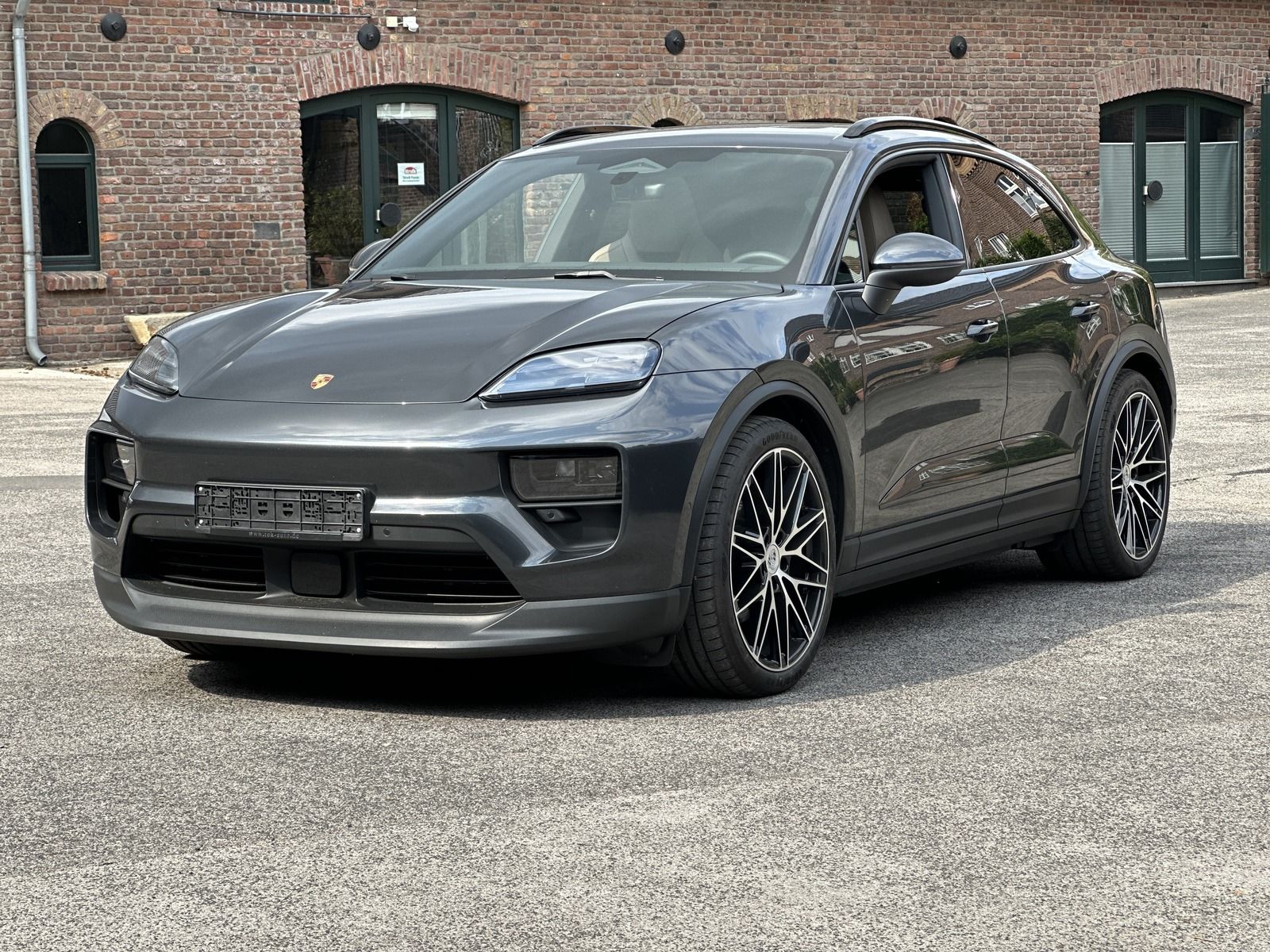 Porsche Macan 4 INNODRIVE - Samsaru's Car Outlet