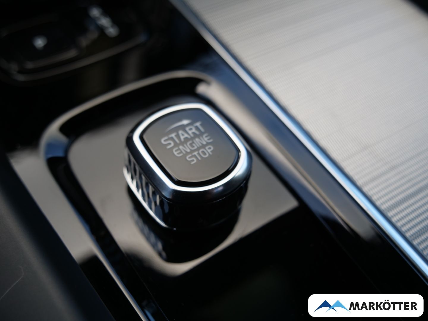 Volvo XC60 B5 AWD Plus Dark AHK/PANO/BLIS/360CAM/