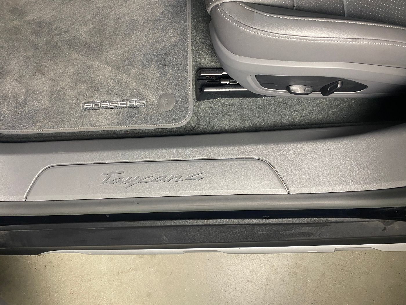 Porsche Taycan 4 Cross Turismo | Beifahrerdisplay |