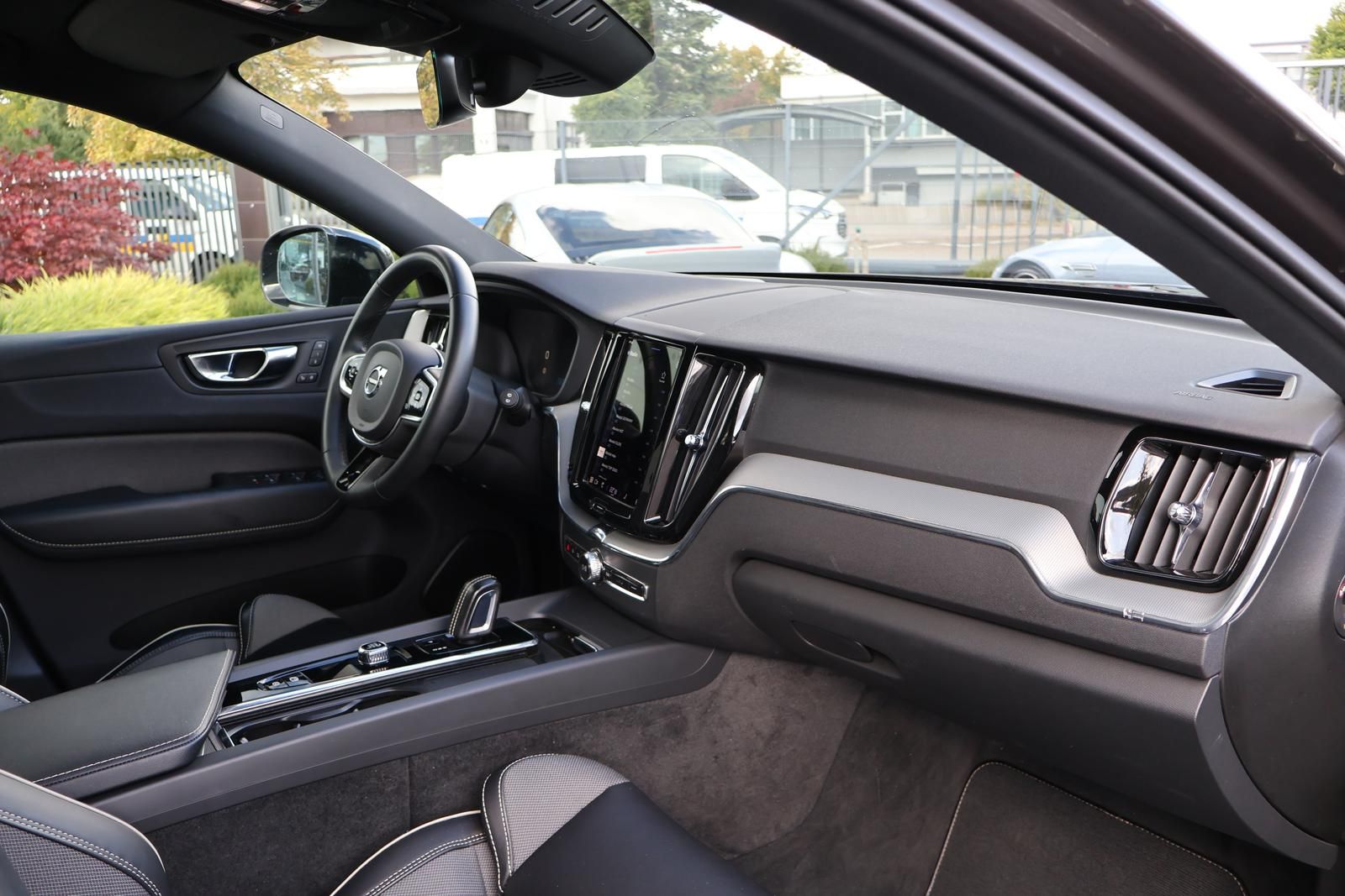 Volvo XC60  T8 AWD R Design Hybrid  Pano-AHK-FACELIFT