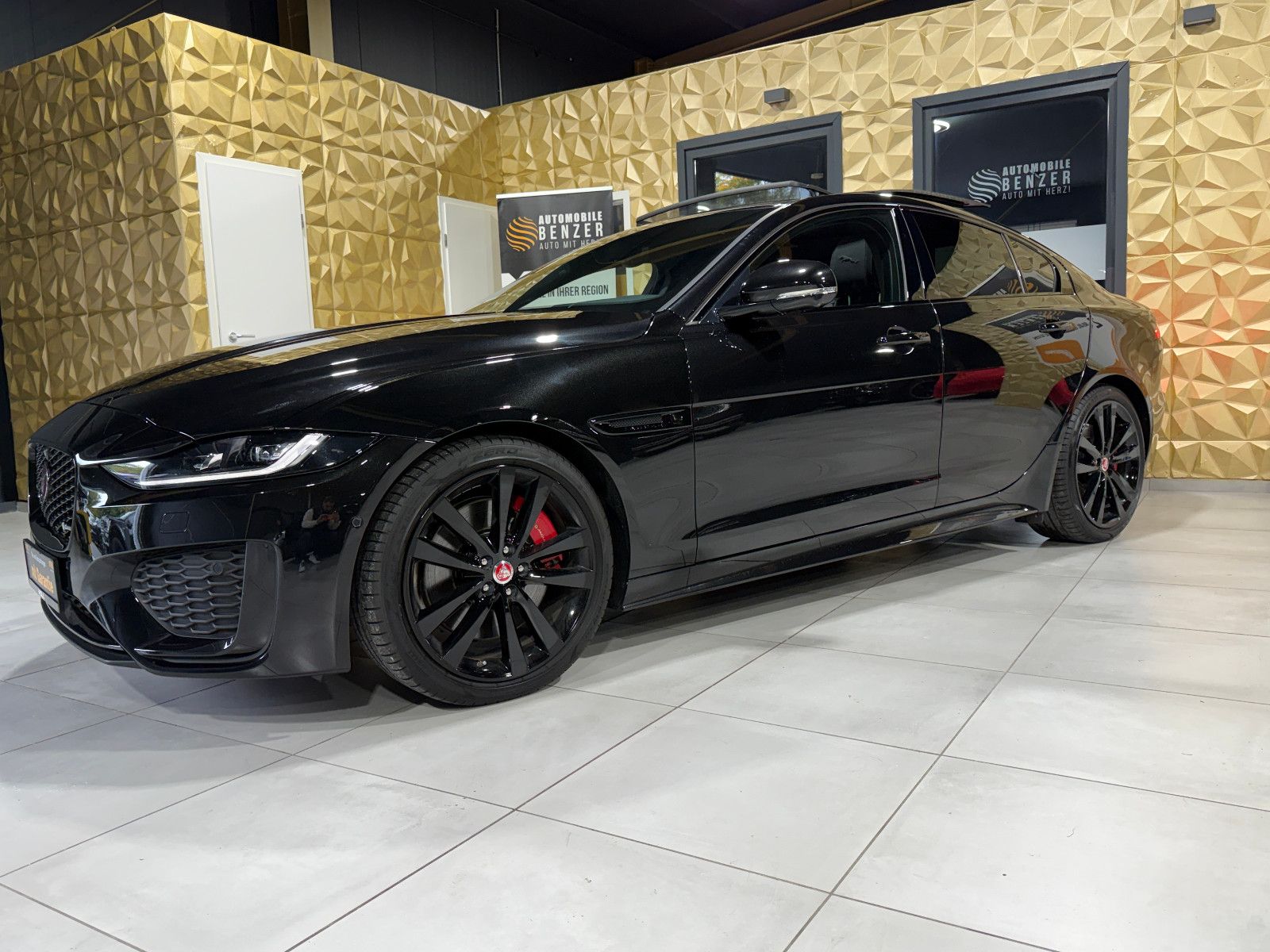 Jaguar XE R-Dynamic Black/PANO/360''KAM/MERIDIAN/LED