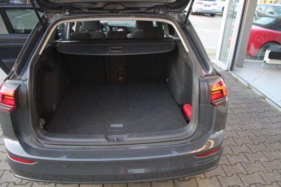Volkswagen Golf VIII Variant 1.5 eTSI Life DSG - Samsaru's Car Outlet