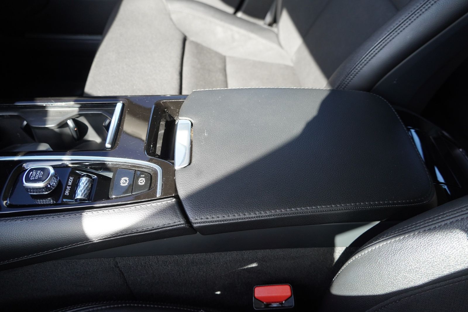 Volvo V60 Kombi 2.0 Hybrid AWD R Design LED Navi AHK