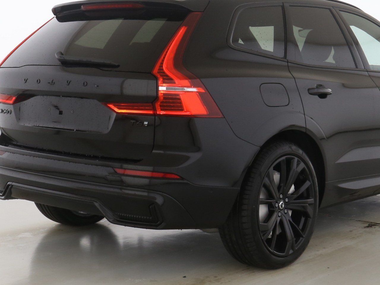 Volvo XC60 T6 Plus Black Edition LUFT|AHK|B&W|PANO|LED