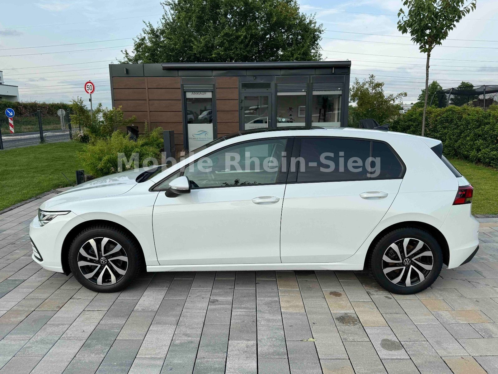 Volkswagen Golf VIII Lim. Life - Samsaru's Car Outlet