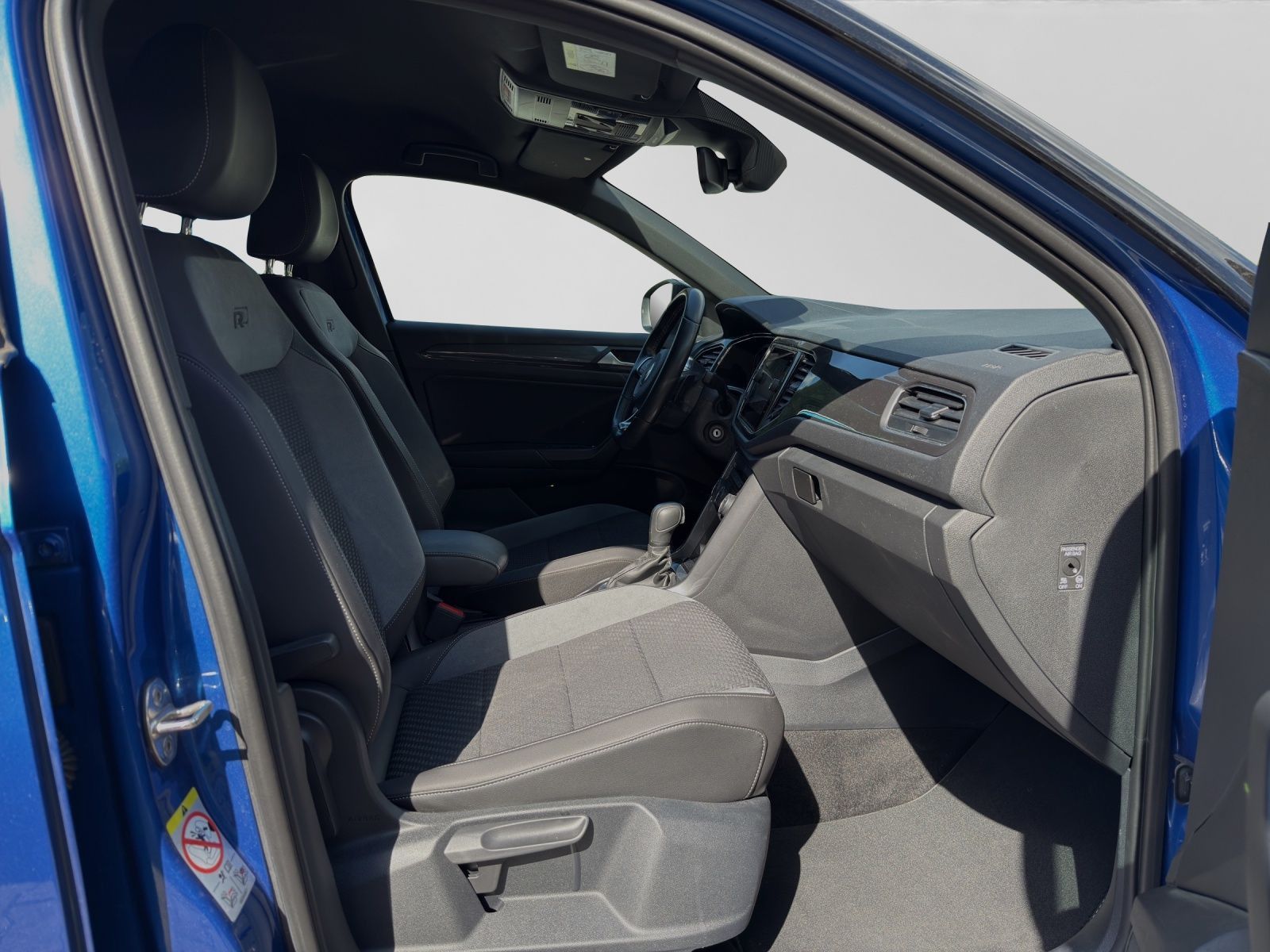 Volkswagen T-Roc 1.5 TSI DSG R-LINE - Samsaru's Car Outlet
