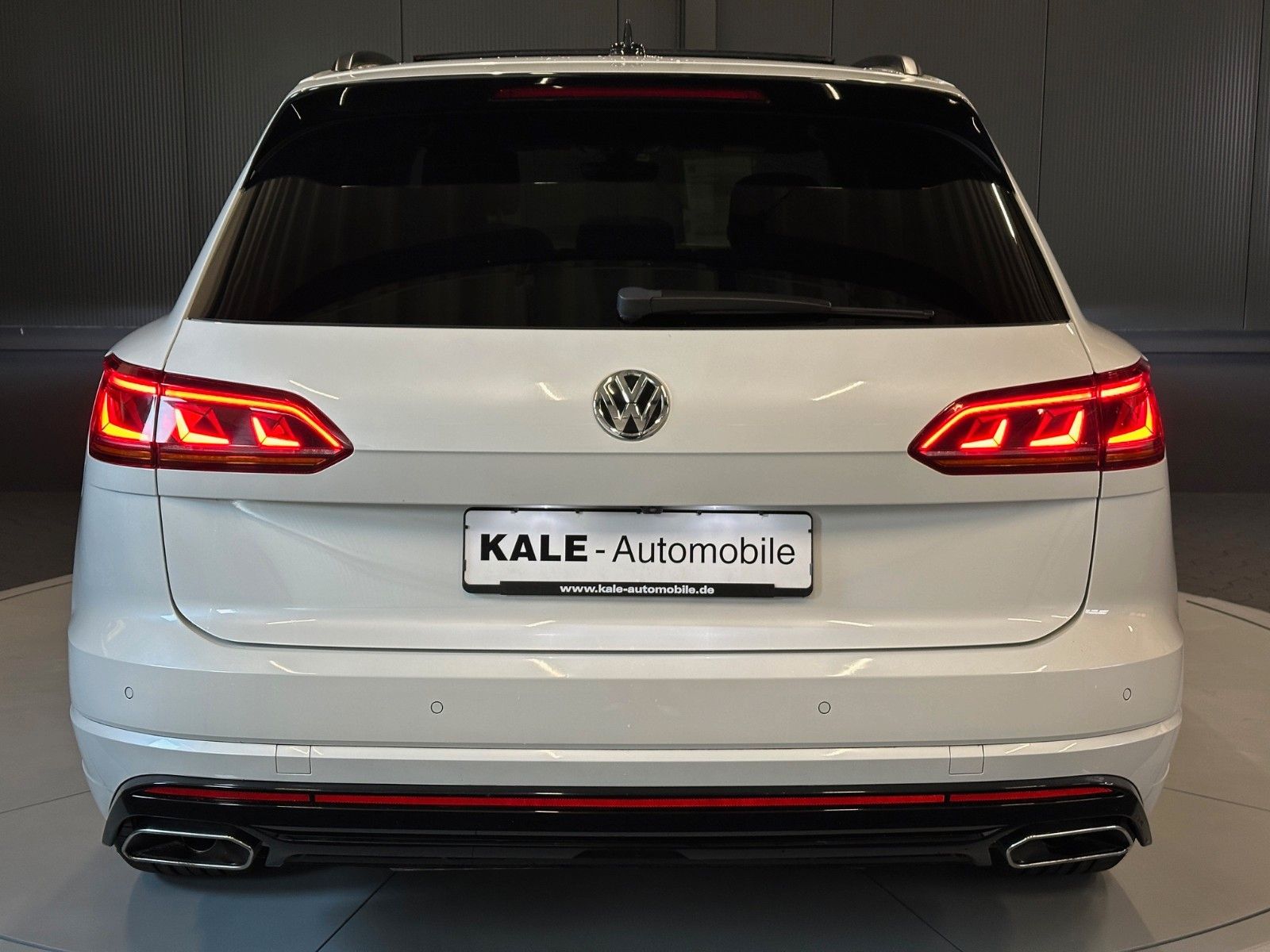 Volkswagen Touareg R-Line 4Motion Black - Samsaru's Car Outlet