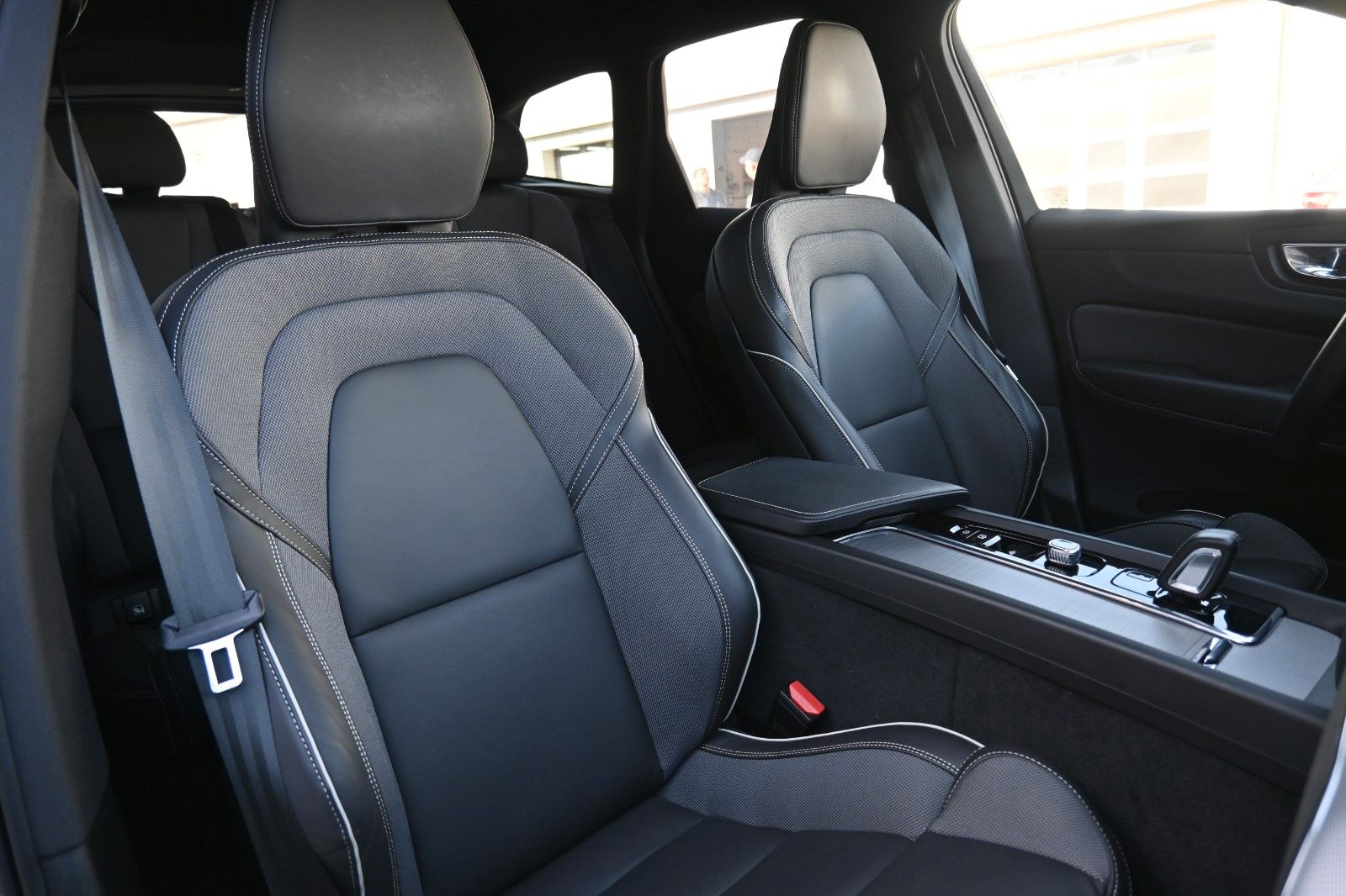 Volvo XC60 B5D AWD R-Design*LUFT*360*H&K*STHZ*HUD*QI