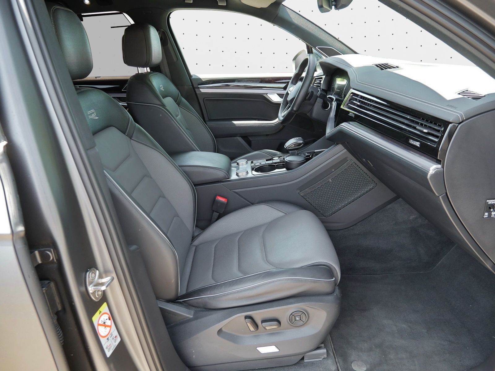 Volkswagen Touareg R-Line 3.0 TDI - Samsaru's Car Outlet