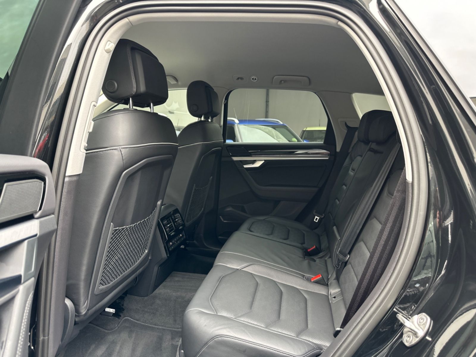 Volkswagen Touareg 3.0 TDI 4M Elegance - Samsaru's Car Outlet