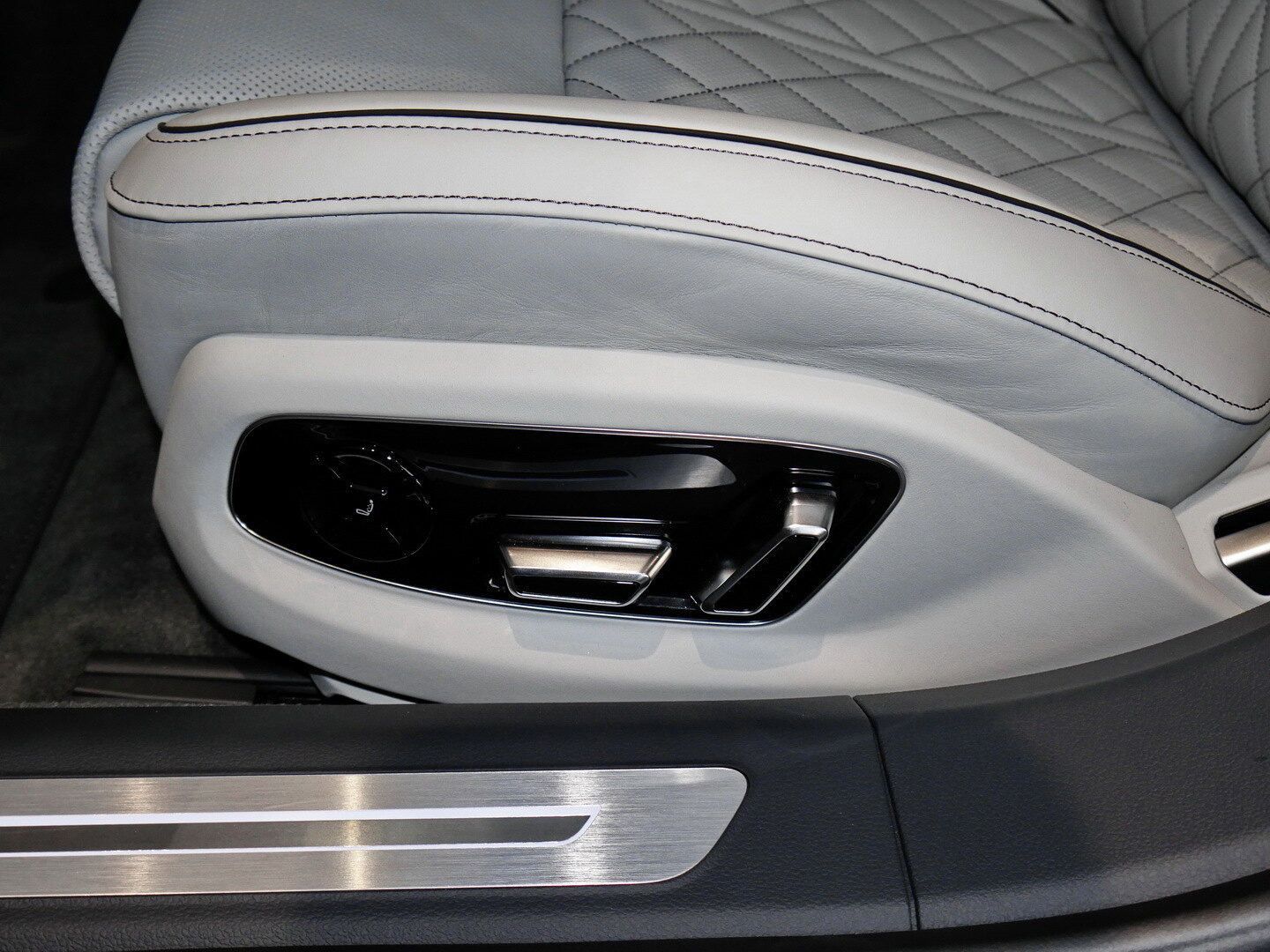 Audi A8 60 TFSI quattro S line - Samsaru's Car Outlet