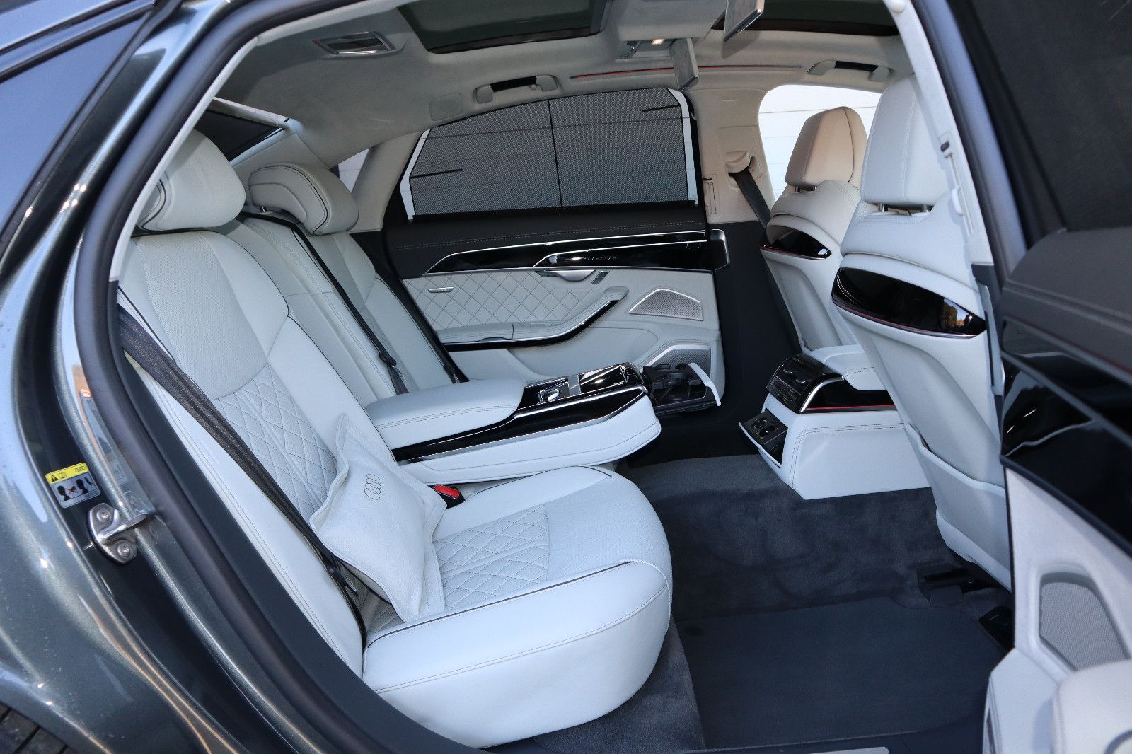 Audi A8L 60 TFSIe lang exclusive - Samsaru's Car Outlet