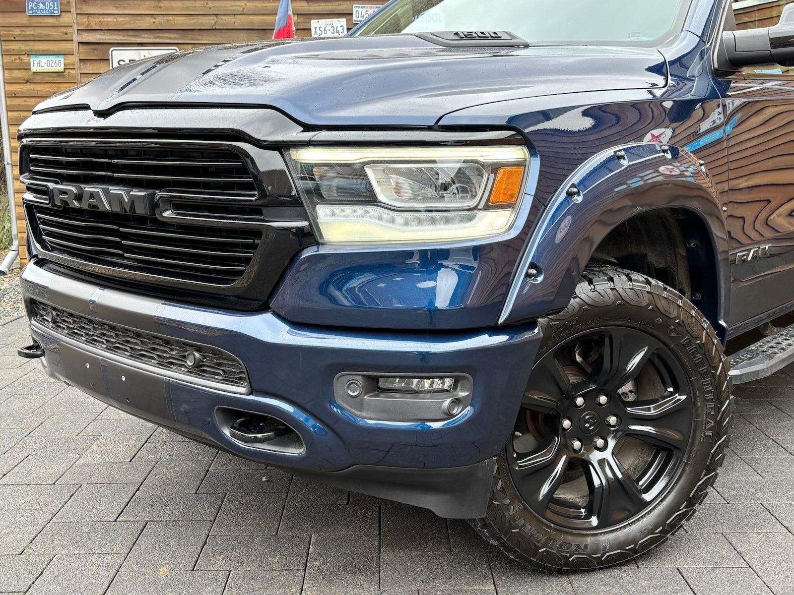 Dodge RAM 1500 Laramie 5,7L 4x4 AHK 12´´ LPG Bügel