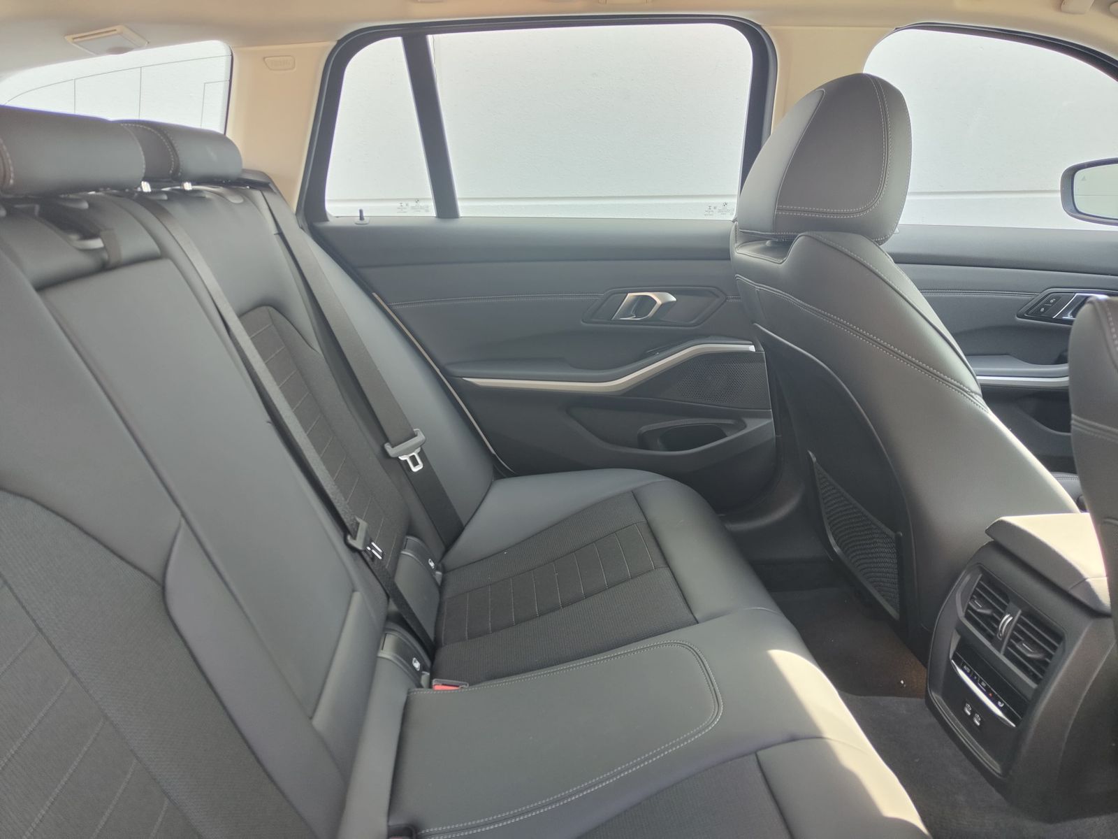 BMW 320i Touring Advantage - Samsaru's Car Outlet