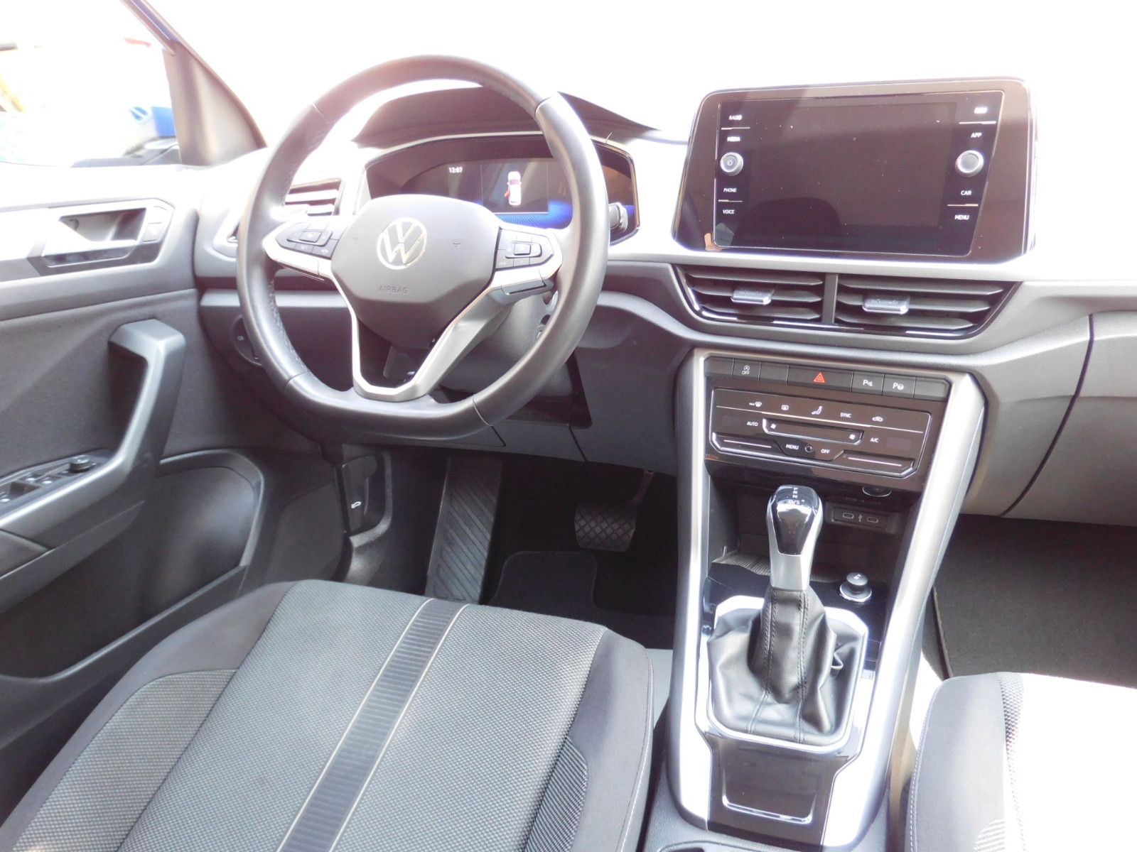 Volkswagen T-Roc Life DSG - Samsaru's Car Outlet