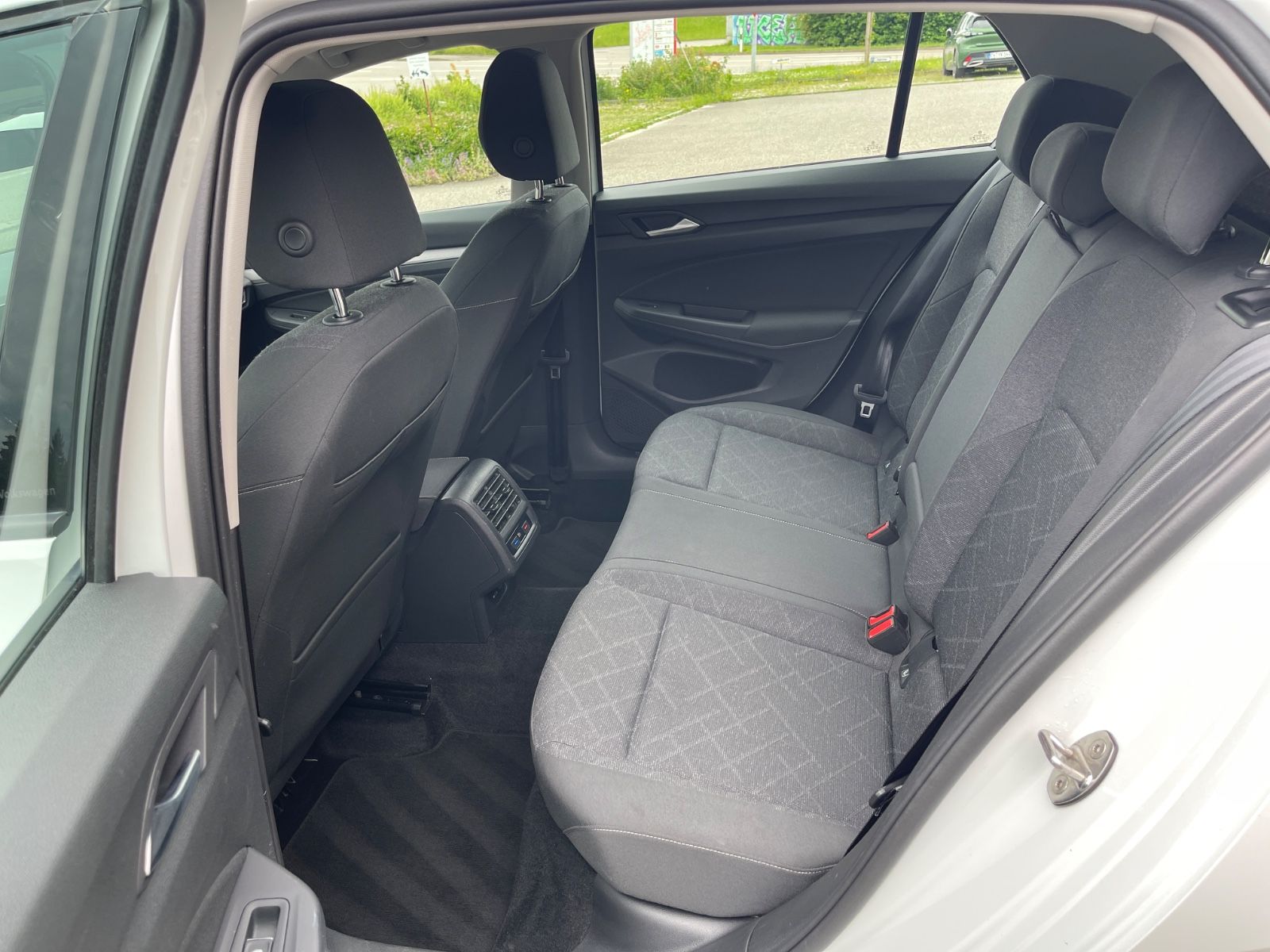 Volkswagen Golf VIII 2.0 TDI Life - Samsaru's Car Outlet