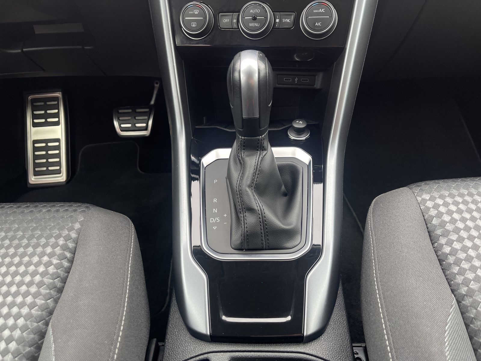 Volkswagen T-Roc 1.5 TSI Active - Samsaru's Car Outlet