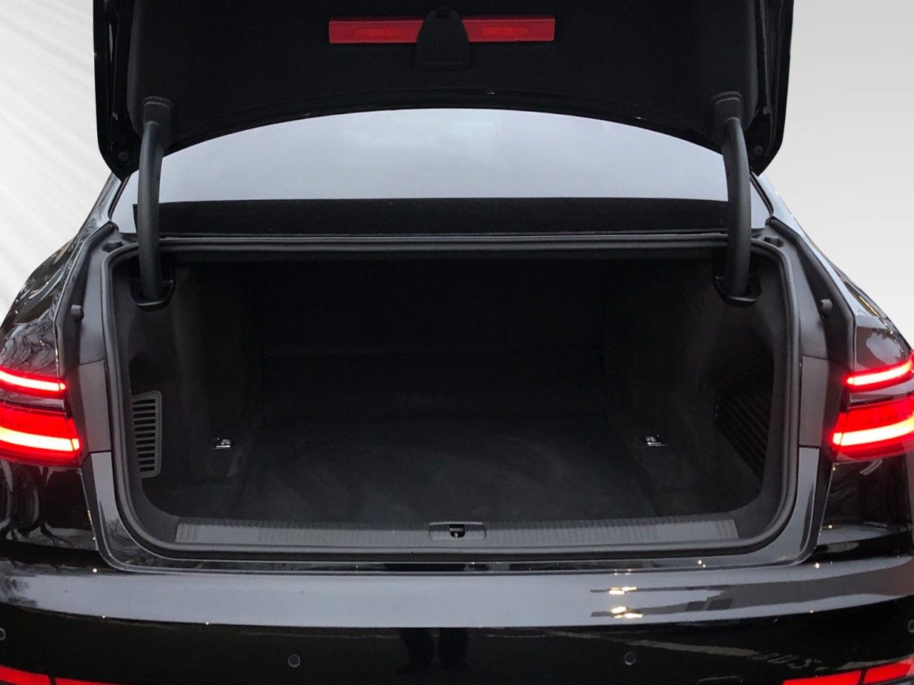 Audi A8 60TFSI quattro tiptronic - Samsaru's Car Outlet