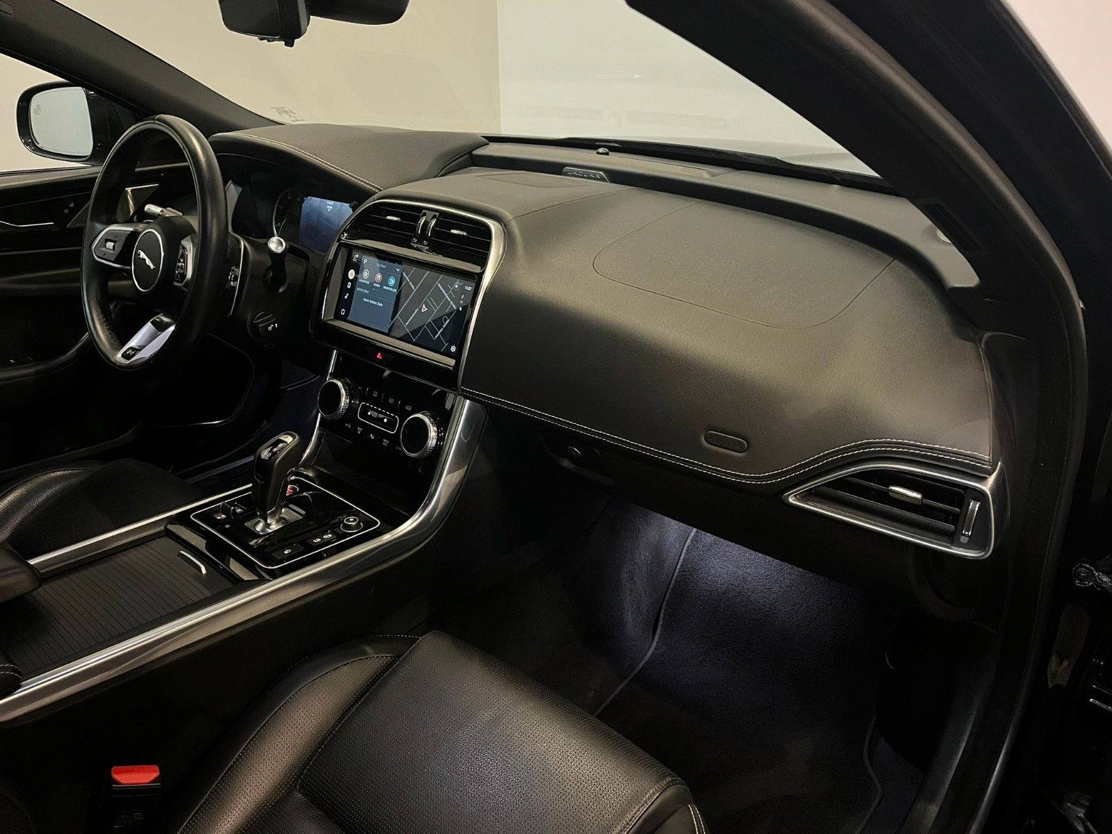 Jaguar XE P250 R-Dynamic Black *ACC-HuD-LED-360°*