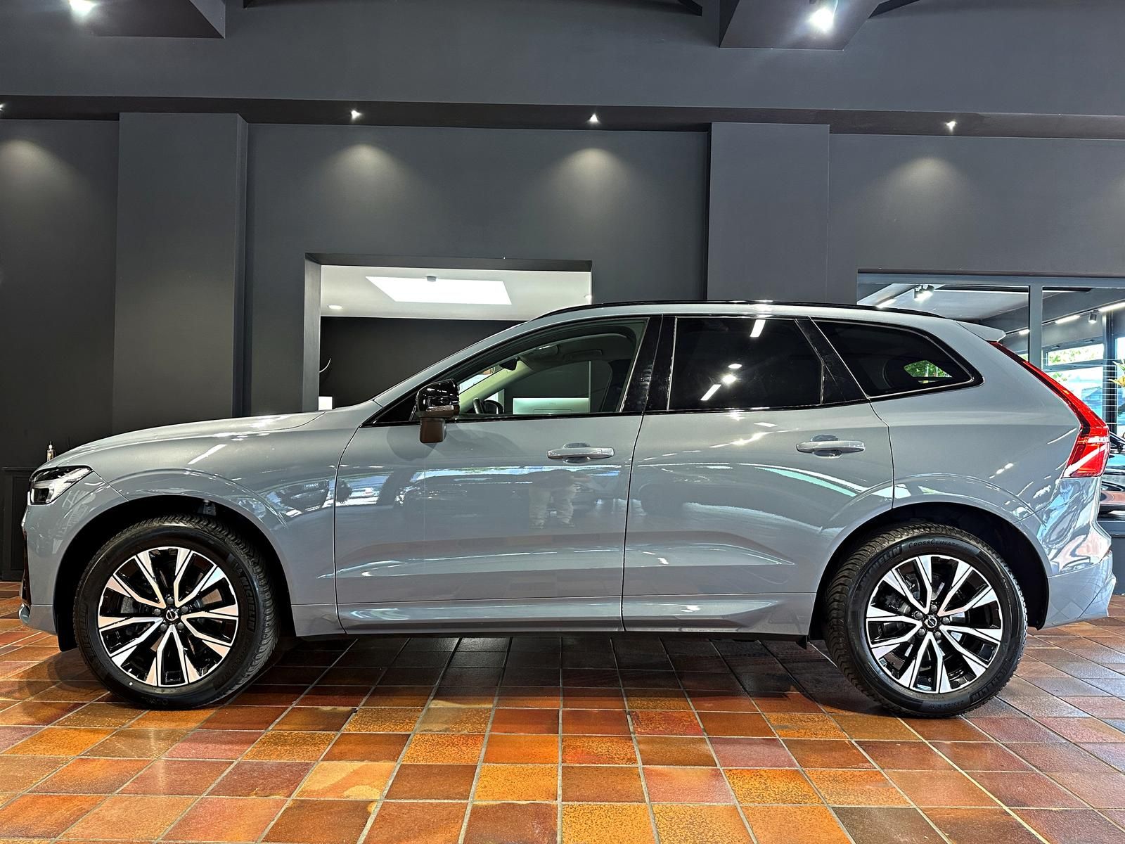 Volvo XC60 B4D AWD PLUS DARK VLED ACC HK 4xSHZ DRIV-AS