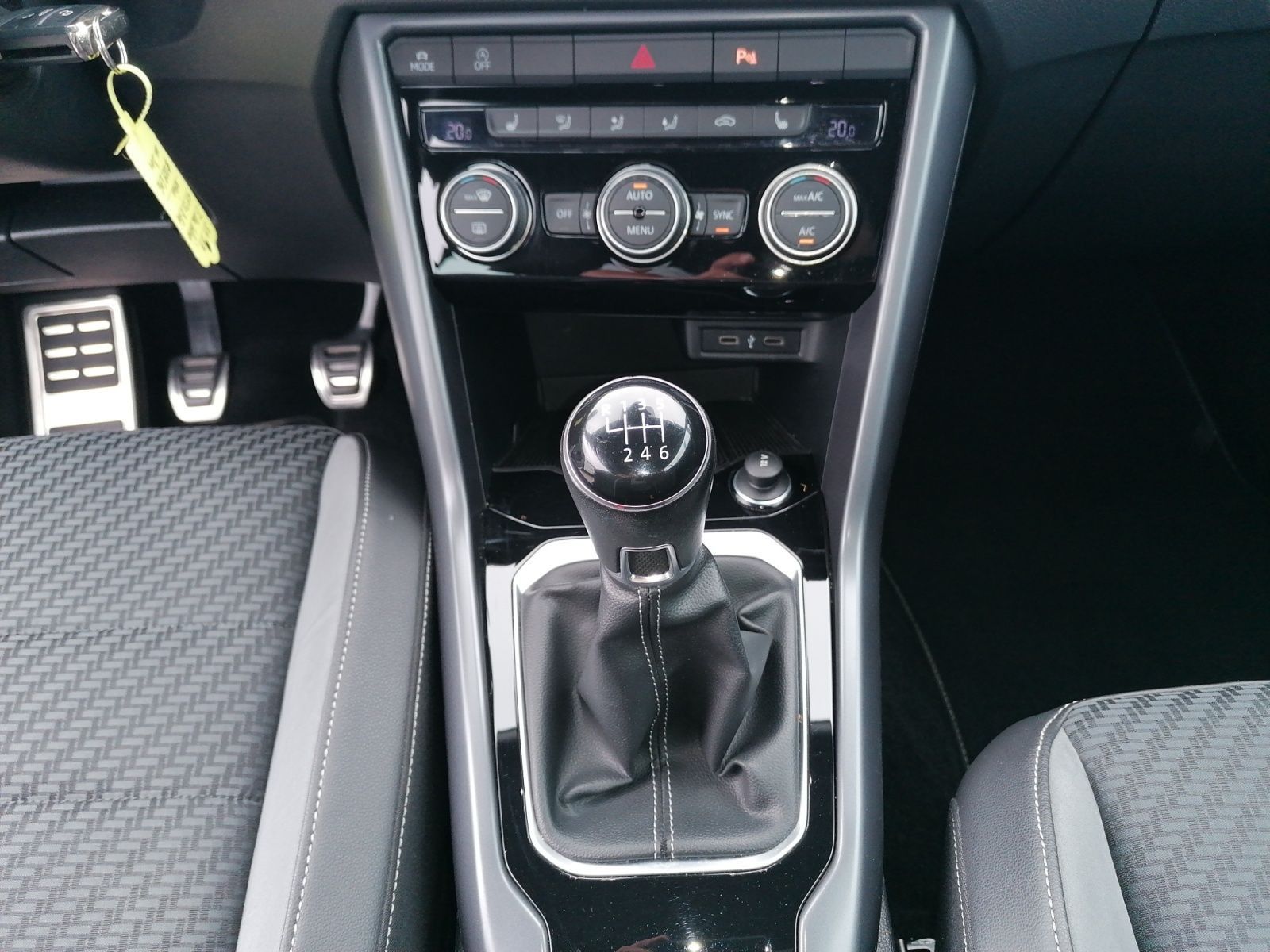 Volkswagen T-Roc 1.5TSI R-Line - Samsaru's Car Outlet
