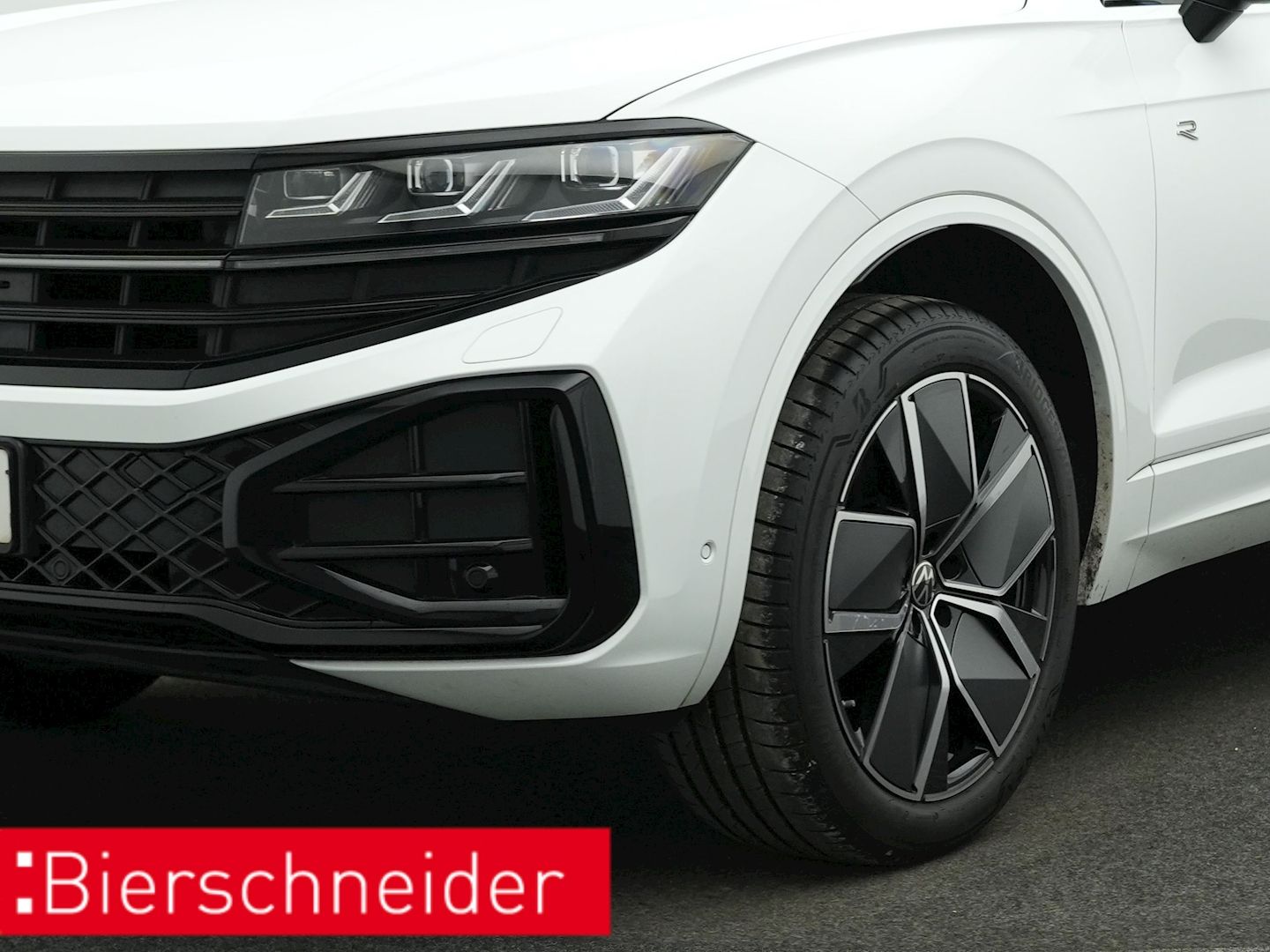 Volkswagen Touareg 3.0 TDI R-line Black - Samsaru's Car Outlet