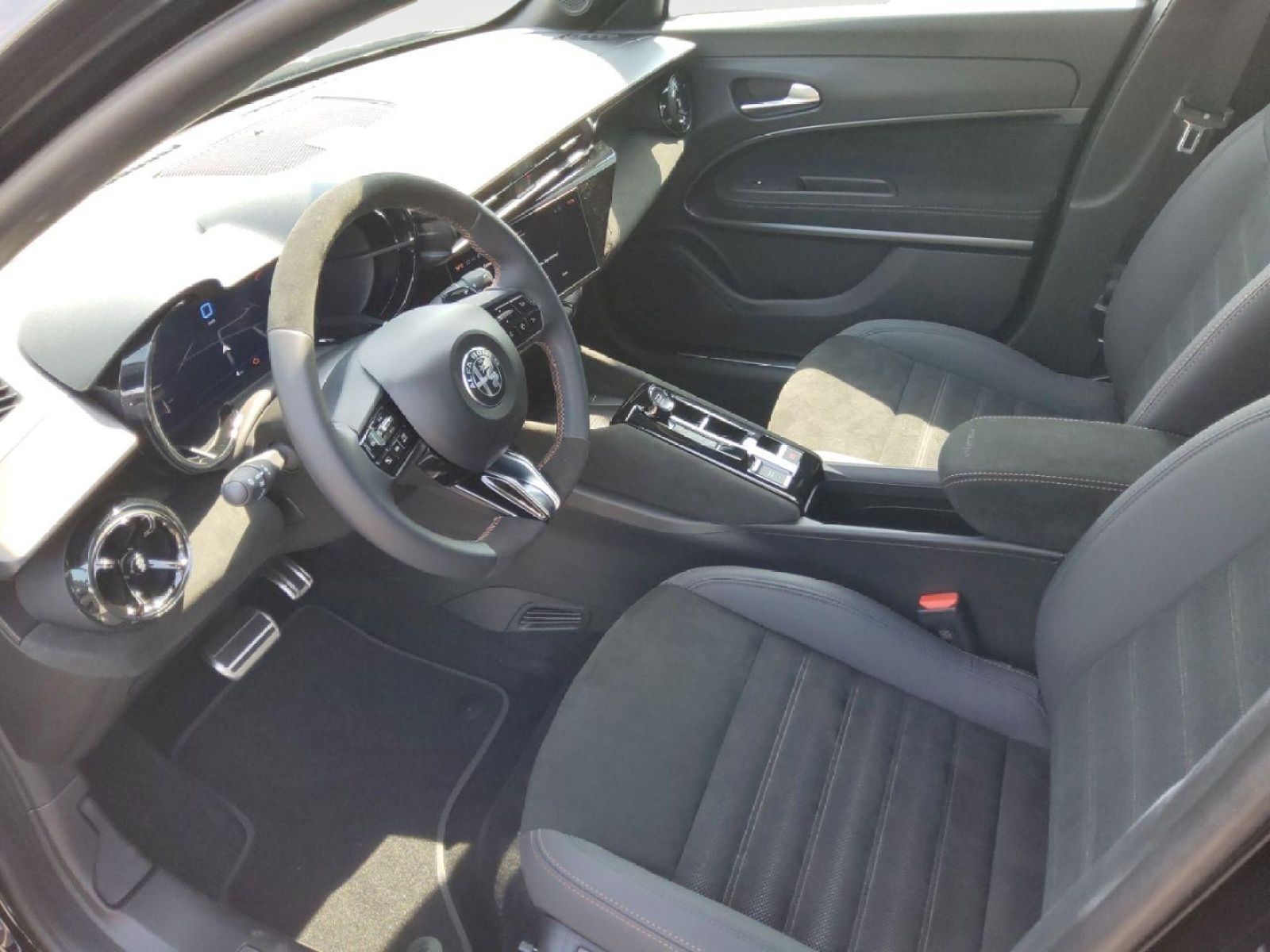 Alfa Romeo Junior Intensa Sondermodell, SHZ, Navi, 360°, 1,