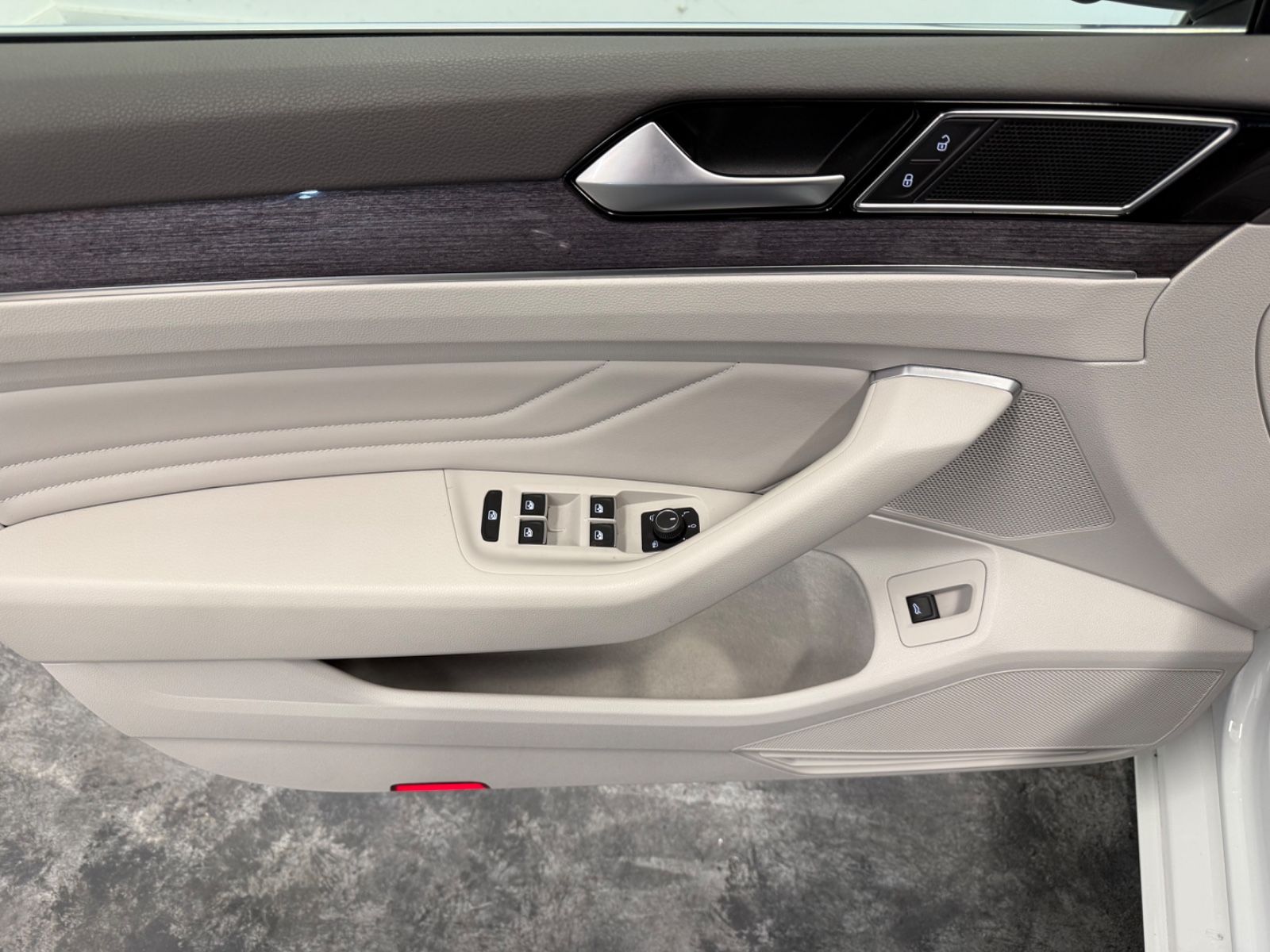 Volkswagen Passat Elegance 1.5 TSI - Samsaru's Car Outlet