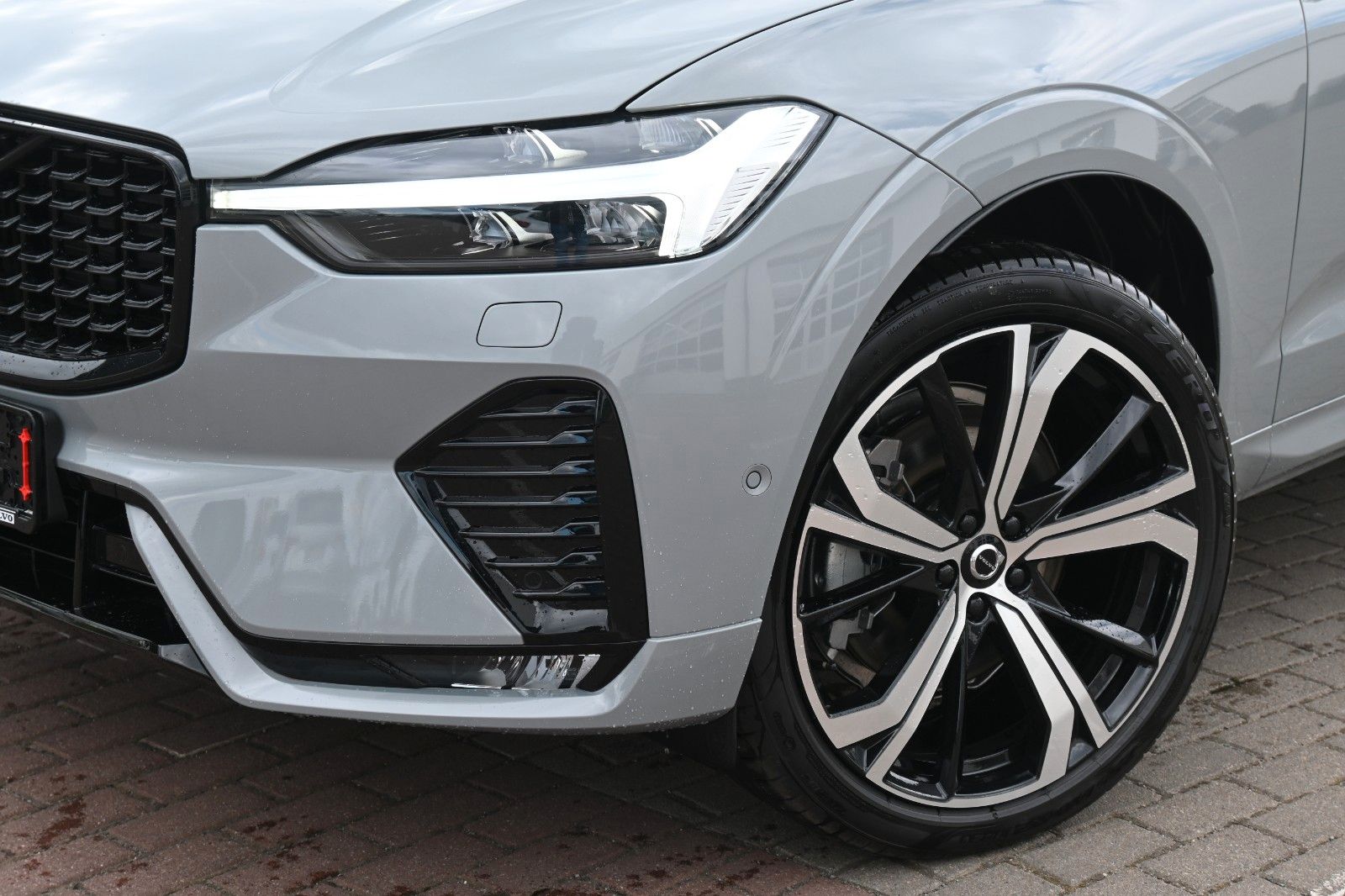 Volvo XC60 B5 Benzin AWD Plus Dark*FSHZG*360°*ACC*AHK