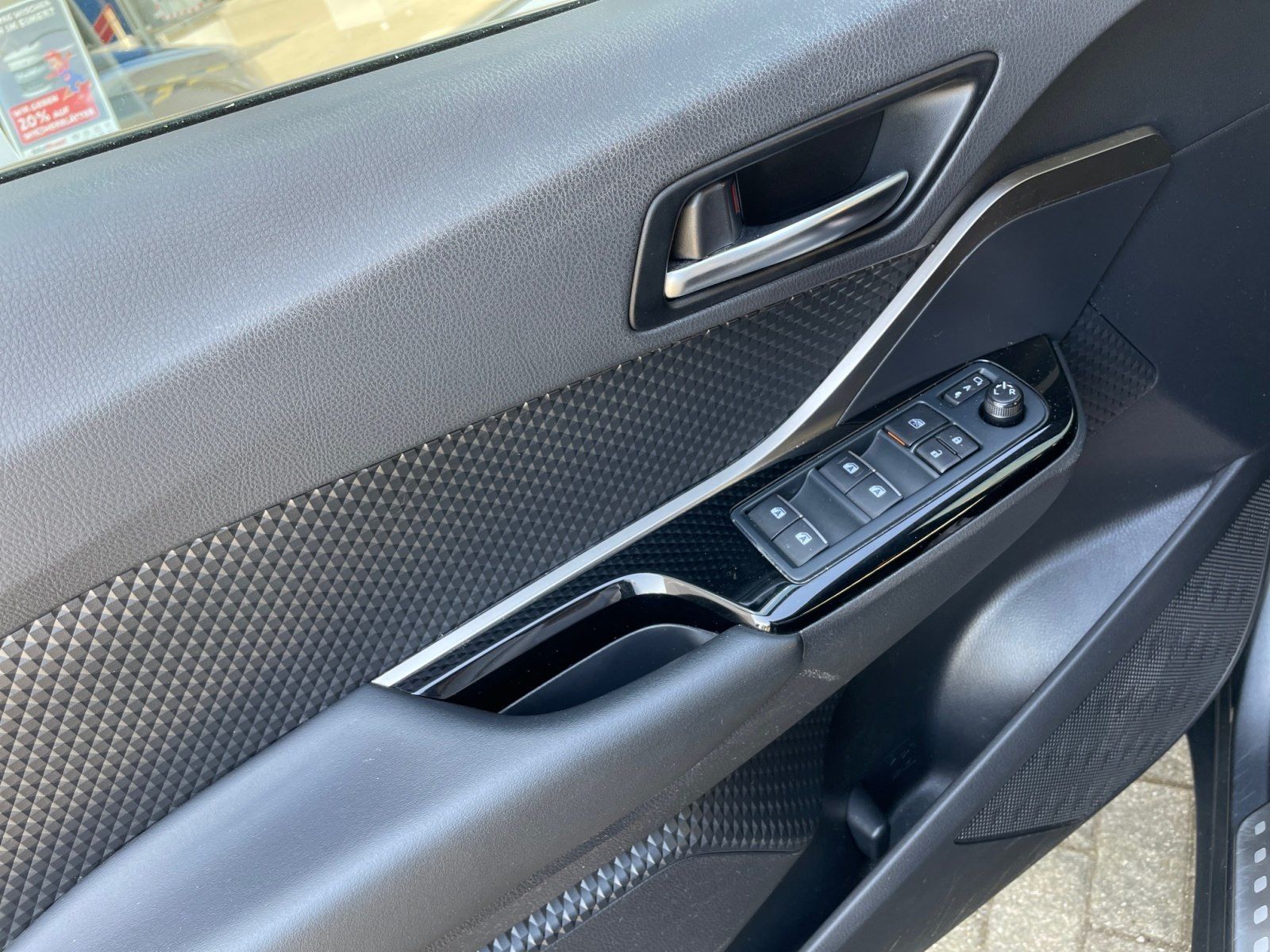 Toyota C-HR 1.8 Hybrid Club - Samsaru's Car Outlet